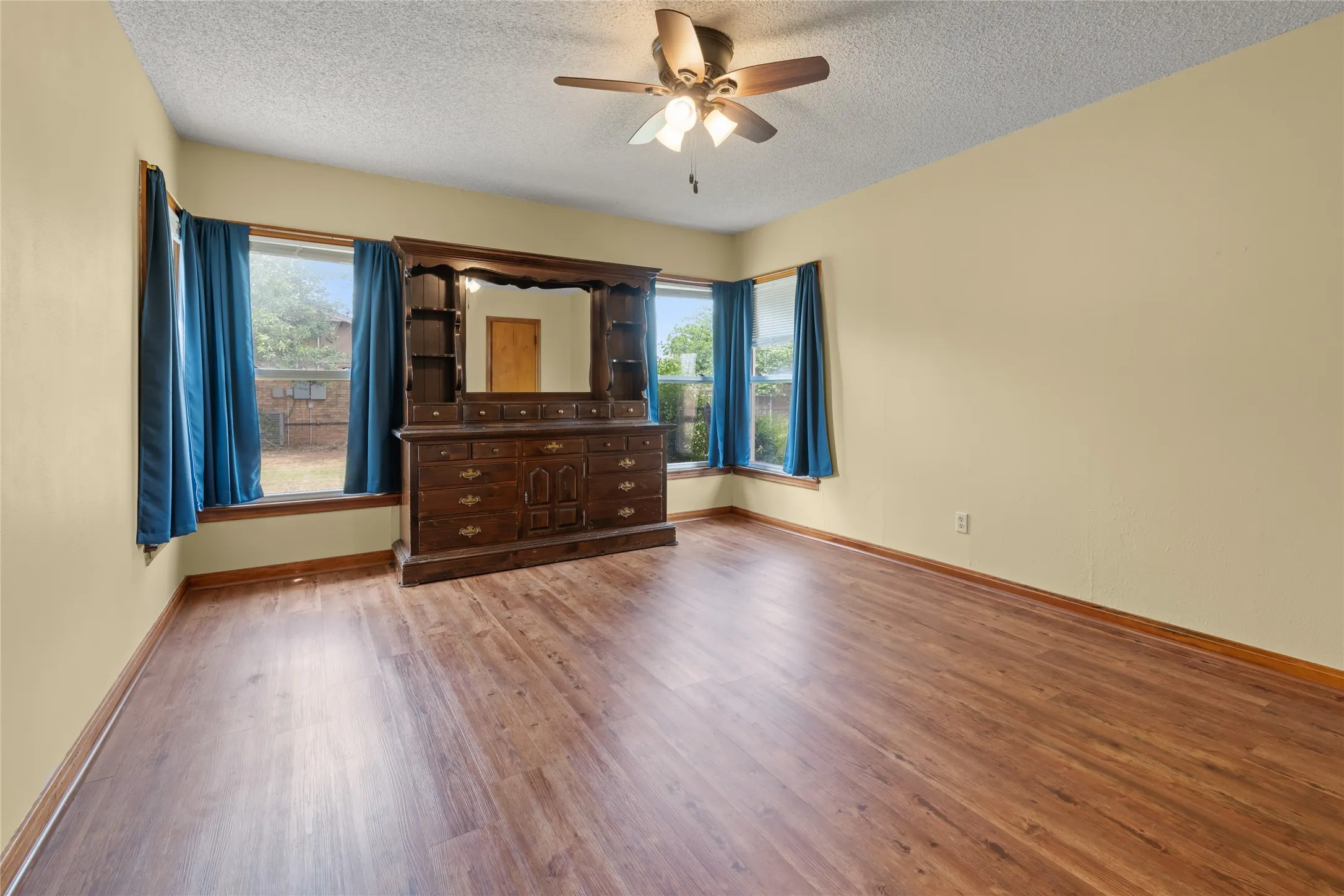 Single Family Residence For Sale in Taylor County , 1002 Trundy, Merkel, Texas 79536, 3 Bedroom, 2 Bathroom, 2 Garage spaces, 1,668 Sqft, built in 1954, mls#21273750, Real Estate Agent in Merkel, Homes For Sale in Taylor county, Homes For Sale in Merkel, Realtor in Merkel Texas, Real Estate Brokerage Independent Realty Texas, Luminita Cordes Realtor