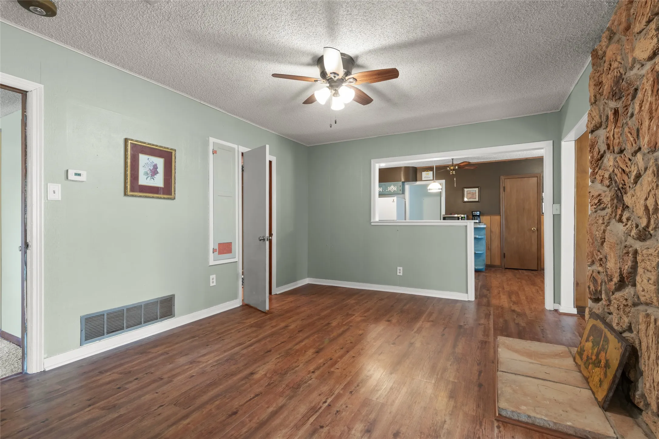 Single Family Residence For Sale in Taylor County , 1002 Trundy, Merkel, Texas 79536, 3 Bedroom, 2 Bathroom, 2 Garage spaces, 1,668 Sqft, built in 1954, mls#21273750, Real Estate Agent in Merkel, Homes For Sale in Taylor county, Homes For Sale in Merkel, Realtor in Merkel Texas, Real Estate Brokerage Independent Realty Texas, Luminita Cordes Realtor