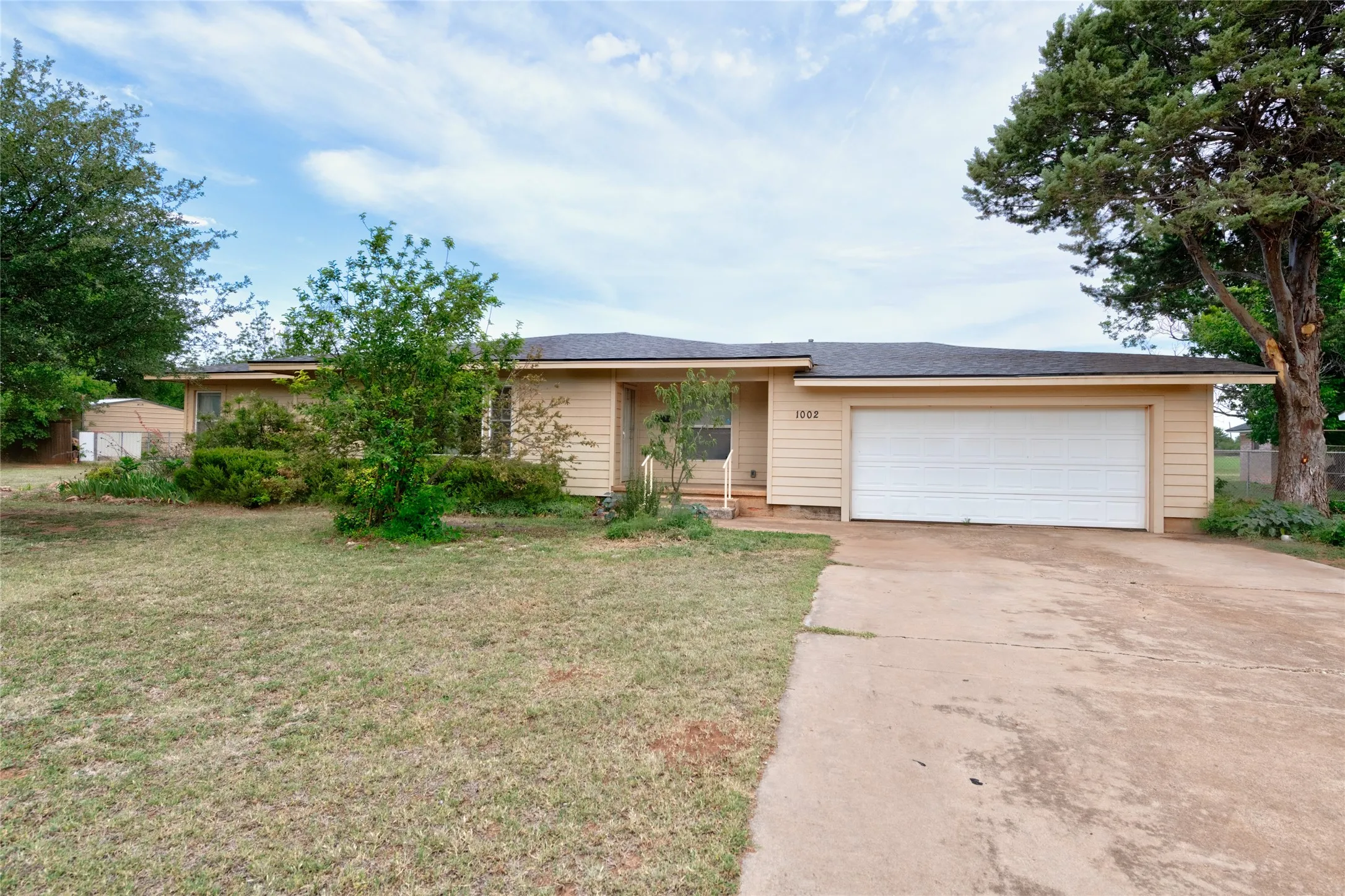 Single Family Residence For Sale in Taylor County , 1002 Trundy, Merkel, Texas 79536, 3 Bedroom, 2 Bathroom, 2 Garage spaces, 1,668 Sqft, built in 1954, mls#21273750, Real Estate Agent in Merkel, Homes For Sale in Taylor county, Homes For Sale in Merkel, Realtor in Merkel Texas, Real Estate Brokerage Independent Realty Texas, Luminita Cordes Realtor