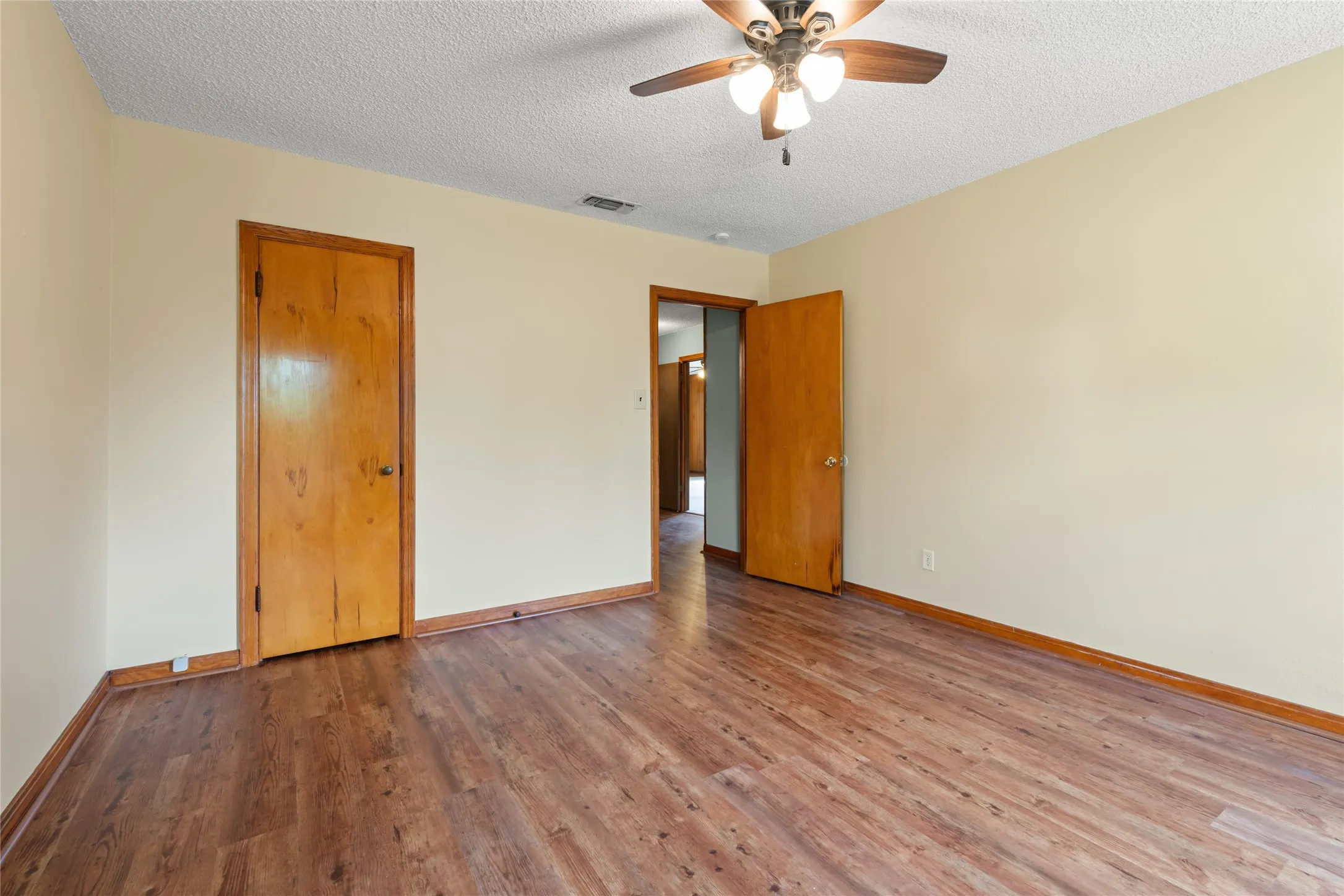 Single Family Residence For Sale in Taylor County , 1002 Trundy, Merkel, Texas 79536, 3 Bedroom, 2 Bathroom, 2 Garage spaces, 1,668 Sqft, built in 1954, mls#21273750, Real Estate Agent in Merkel, Homes For Sale in Taylor county, Homes For Sale in Merkel, Realtor in Merkel Texas, Real Estate Brokerage Independent Realty Texas, Luminita Cordes Realtor