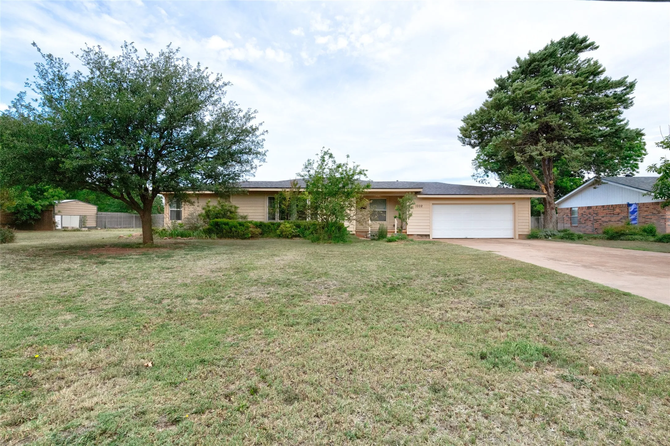 Single Family Residence For Sale in Taylor County , 1002 Trundy, Merkel, Texas 79536, 3 Bedroom, 2 Bathroom, 2 Garage spaces, 1,668 Sqft, built in 1954, mls#21273750, Real Estate Agent in Merkel, Homes For Sale in Taylor county, Homes For Sale in Merkel, Realtor in Merkel Texas, Real Estate Brokerage Independent Realty Texas, Luminita Cordes Realtor