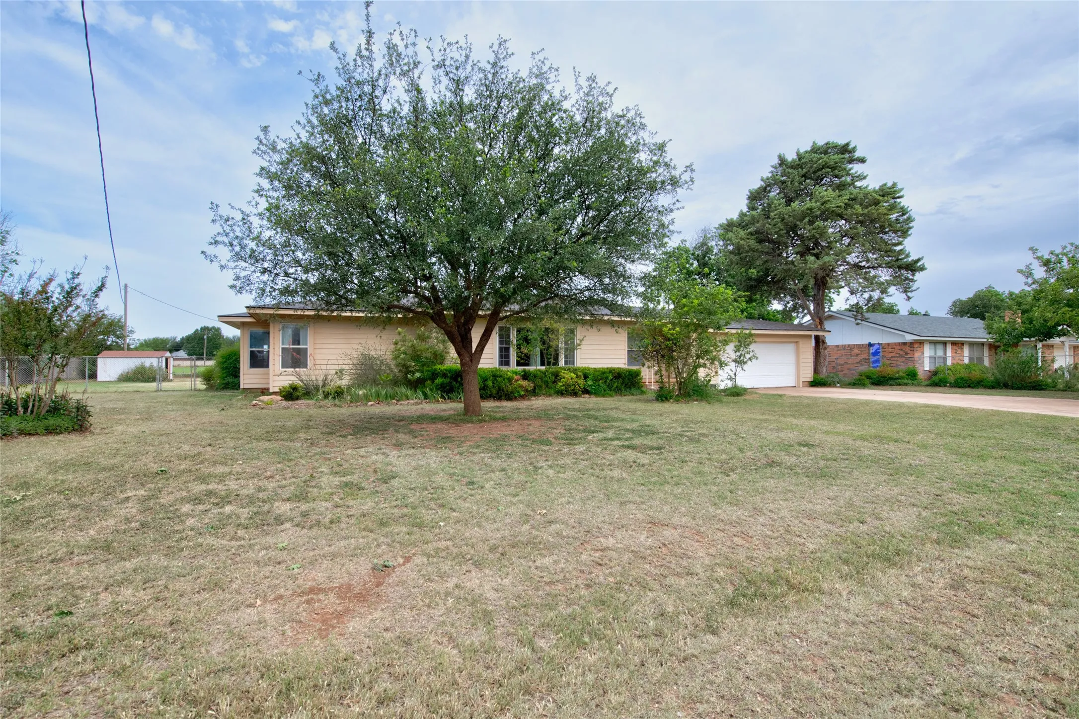 Single Family Residence For Sale in Taylor County , 1002 Trundy, Merkel, Texas 79536, 3 Bedroom, 2 Bathroom, 2 Garage spaces, 1,668 Sqft, built in 1954, mls#21273750, Real Estate Agent in Merkel, Homes For Sale in Taylor county, Homes For Sale in Merkel, Realtor in Merkel Texas, Real Estate Brokerage Independent Realty Texas, Luminita Cordes Realtor