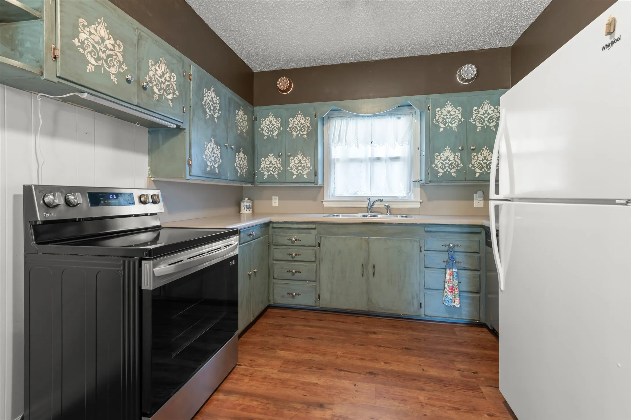 Single Family Residence For Sale in Taylor County , 1002 Trundy, Merkel, Texas 79536, 3 Bedroom, 2 Bathroom, 2 Garage spaces, 1,668 Sqft, built in 1954, mls#21273750, Real Estate Agent in Merkel, Homes For Sale in Taylor county, Homes For Sale in Merkel, Realtor in Merkel Texas, Real Estate Brokerage Independent Realty Texas, Luminita Cordes Realtor