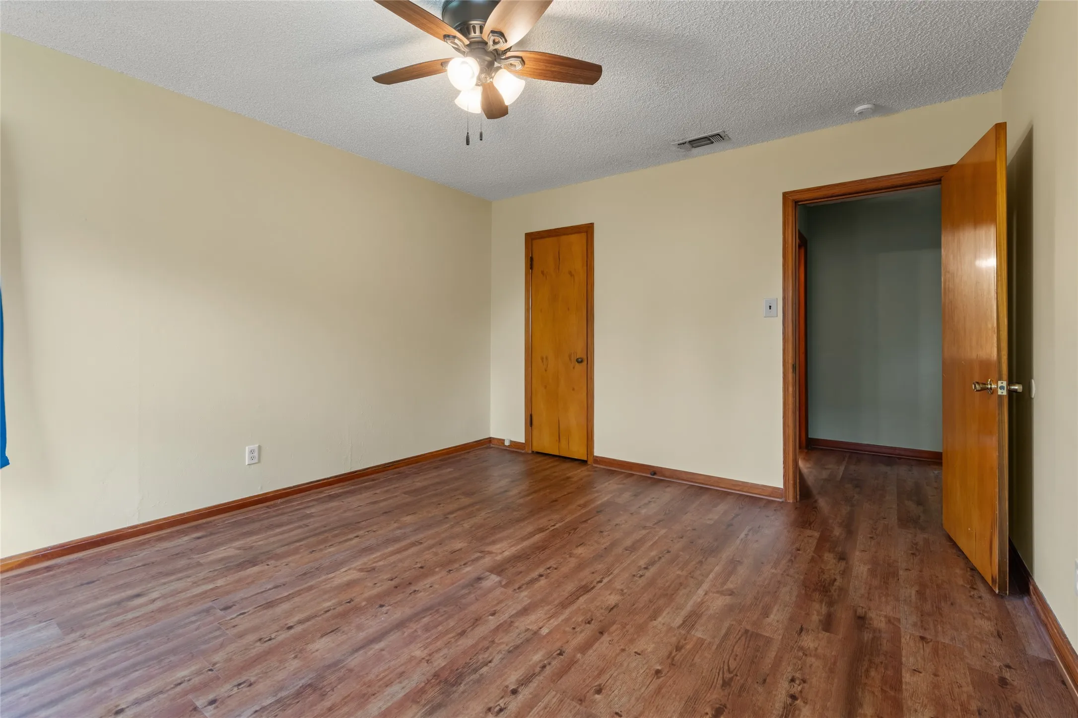 Single Family Residence For Sale in Taylor County , 1002 Trundy, Merkel, Texas 79536, 3 Bedroom, 2 Bathroom, 2 Garage spaces, 1,668 Sqft, built in 1954, mls#21273750, Real Estate Agent in Merkel, Homes For Sale in Taylor county, Homes For Sale in Merkel, Realtor in Merkel Texas, Real Estate Brokerage Independent Realty Texas, Luminita Cordes Realtor