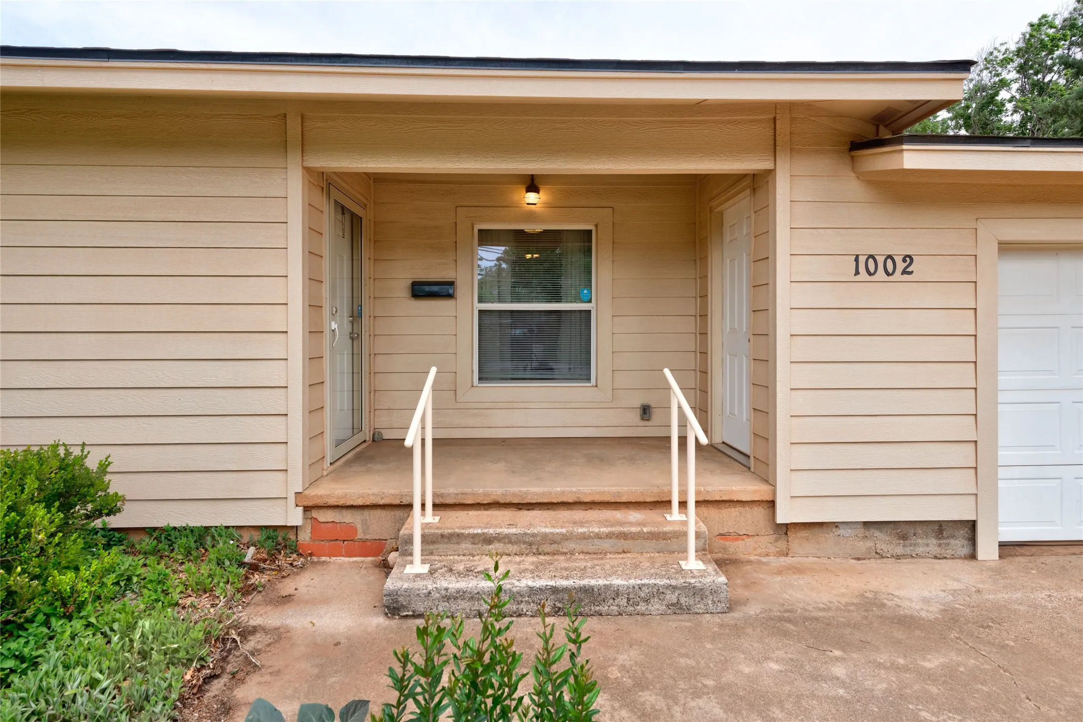 Single Family Residence For Sale in Taylor County , 1002 Trundy, Merkel, Texas 79536, 3 Bedroom, 2 Bathroom, 2 Garage spaces, 1,668 Sqft, built in 1954, mls#21273750, Real Estate Agent in Merkel, Homes For Sale in Taylor county, Homes For Sale in Merkel, Realtor in Merkel Texas, Real Estate Brokerage Independent Realty Texas, Luminita Cordes Realtor