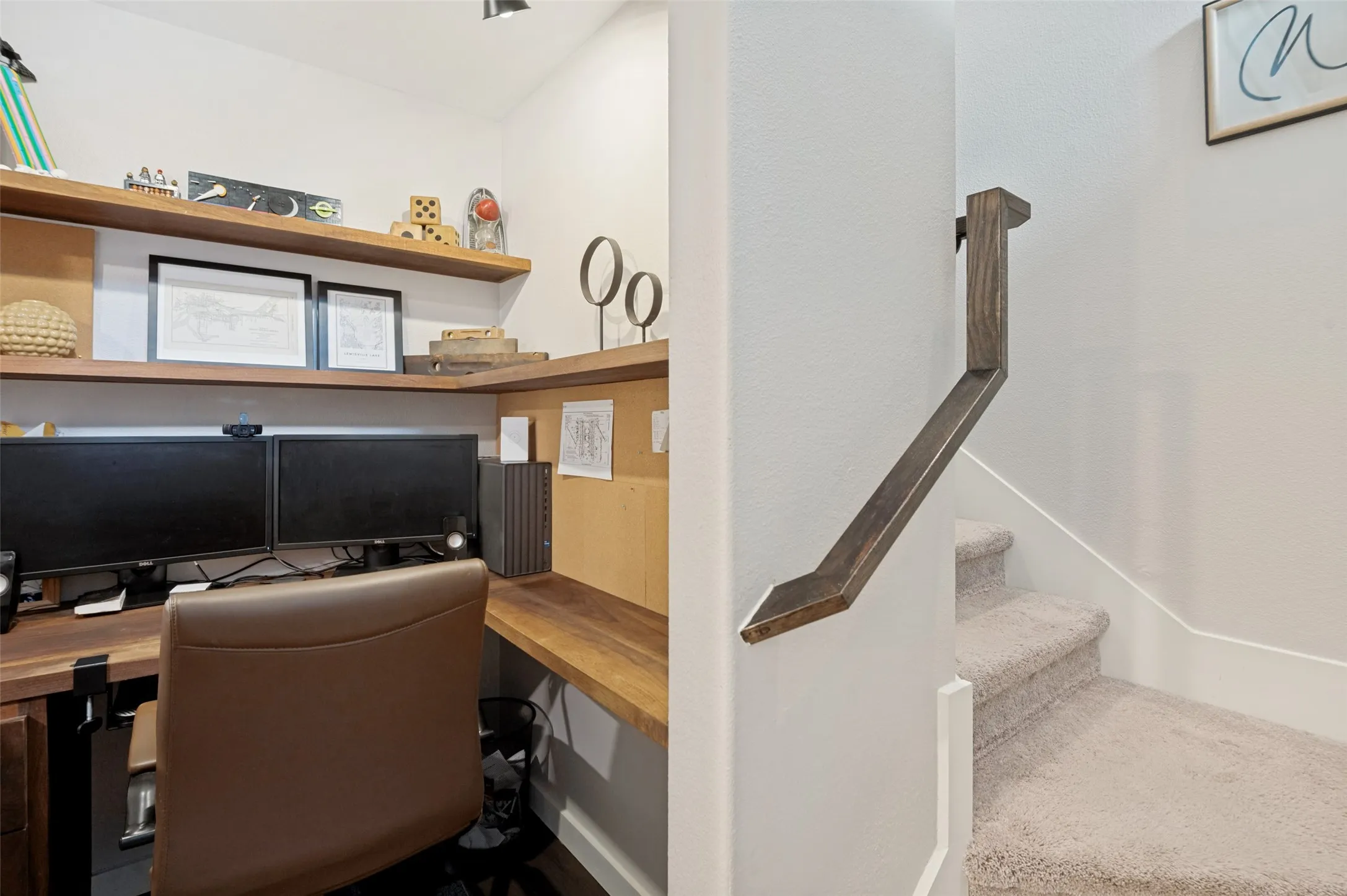 Niche office area