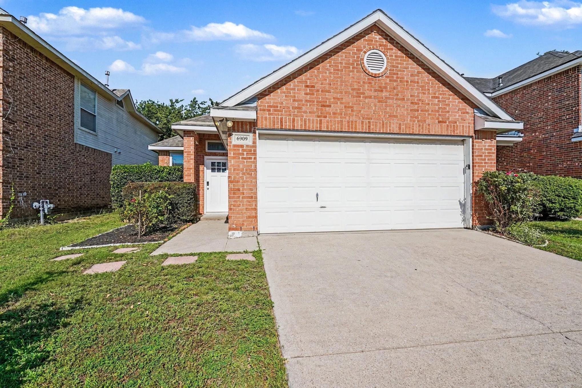 Single Family Residence For Sale in Tarrant County , 6909 Chaco Trail, Fort Worth, Texas 76137, 3 Bedroom, 2 Bathroom, 2 Garage spaces, 1,171 Sqft, built in 1997, mls#21268821, Real Estate Agent in Fort Worth, Homes For Sale in Tarrant county, Homes For Sale in Fort Worth, Realtor in Fort Worth Texas, Real Estate Brokerage Independent Realty Texas, Luminita Cordes Realtor