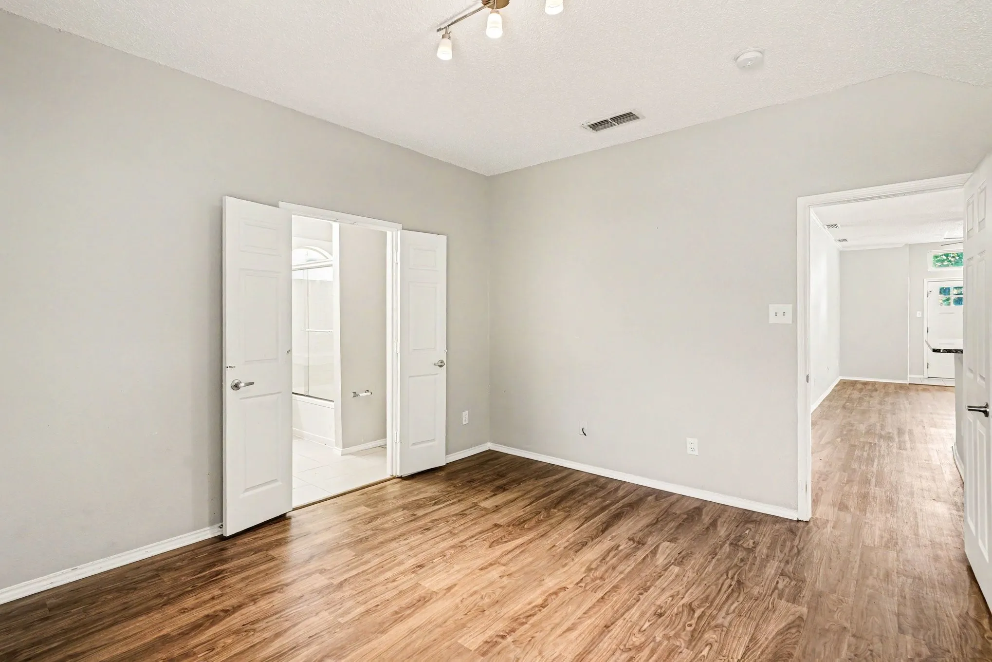 Single Family Residence For Sale in Tarrant County , 6909 Chaco Trail, Fort Worth, Texas 76137, 3 Bedroom, 2 Bathroom, 2 Garage spaces, 1,171 Sqft, built in 1997, mls#21268821, Real Estate Agent in Fort Worth, Homes For Sale in Tarrant county, Homes For Sale in Fort Worth, Realtor in Fort Worth Texas, Real Estate Brokerage Independent Realty Texas, Luminita Cordes Realtor