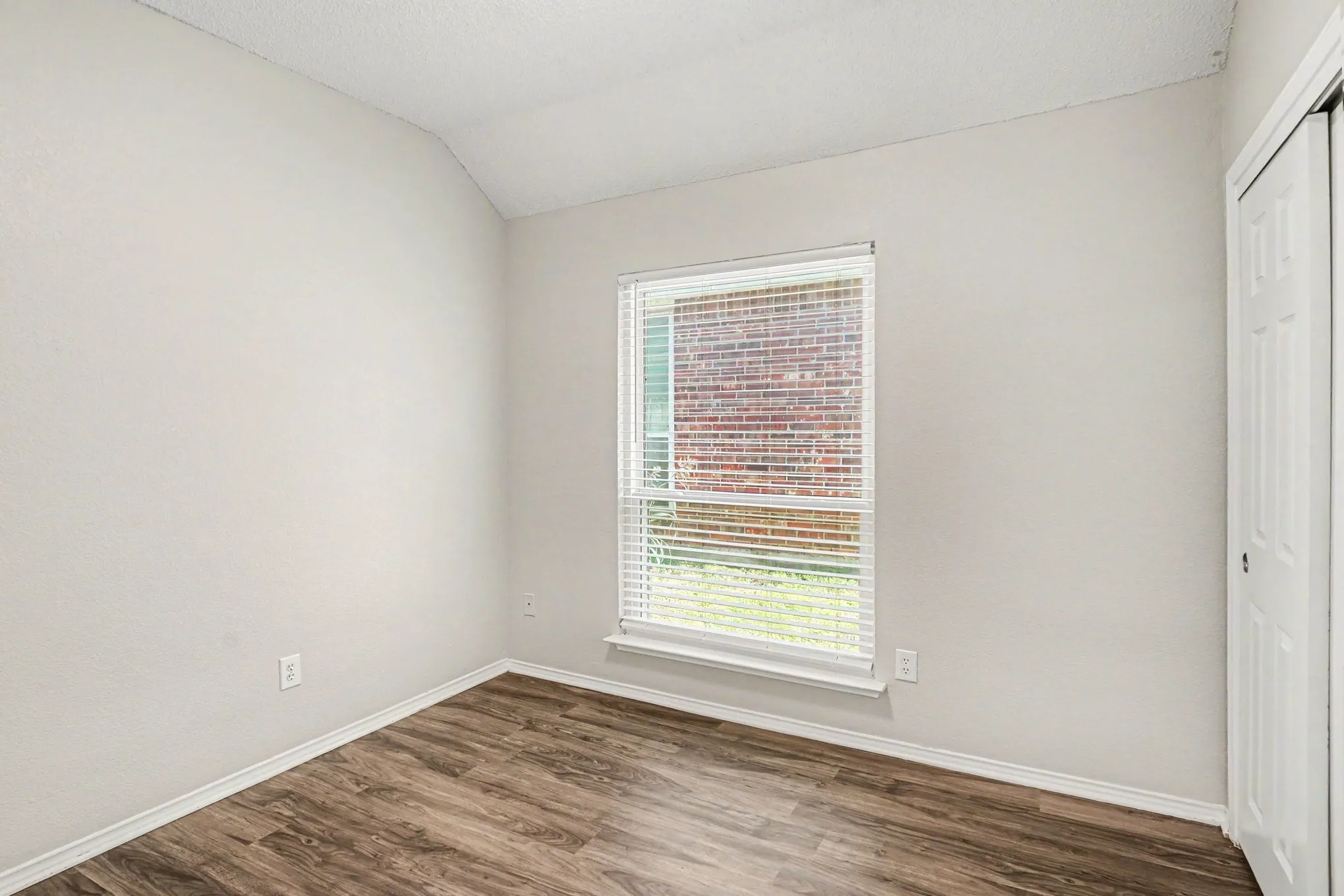 Single Family Residence For Sale in Tarrant County , 6909 Chaco Trail, Fort Worth, Texas 76137, 3 Bedroom, 2 Bathroom, 2 Garage spaces, 1,171 Sqft, built in 1997, mls#21268821, Real Estate Agent in Fort Worth, Homes For Sale in Tarrant county, Homes For Sale in Fort Worth, Realtor in Fort Worth Texas, Real Estate Brokerage Independent Realty Texas, Luminita Cordes Realtor