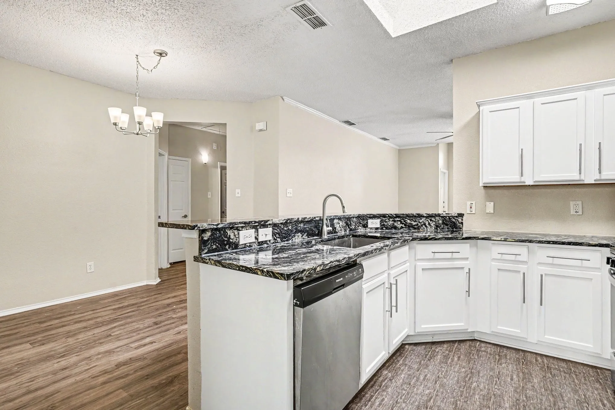 Single Family Residence For Sale in Tarrant County , 6909 Chaco Trail, Fort Worth, Texas 76137, 3 Bedroom, 2 Bathroom, 2 Garage spaces, 1,171 Sqft, built in 1997, mls#21268821, Real Estate Agent in Fort Worth, Homes For Sale in Tarrant county, Homes For Sale in Fort Worth, Realtor in Fort Worth Texas, Real Estate Brokerage Independent Realty Texas, Luminita Cordes Realtor