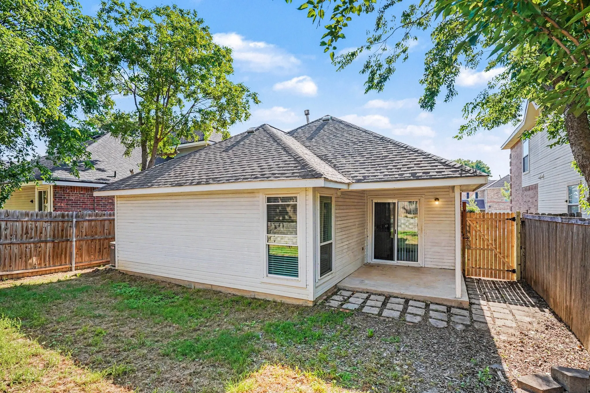 Single Family Residence For Sale in Tarrant County , 6909 Chaco Trail, Fort Worth, Texas 76137, 3 Bedroom, 2 Bathroom, 2 Garage spaces, 1,171 Sqft, built in 1997, mls#21268821, Real Estate Agent in Fort Worth, Homes For Sale in Tarrant county, Homes For Sale in Fort Worth, Realtor in Fort Worth Texas, Real Estate Brokerage Independent Realty Texas, Luminita Cordes Realtor
