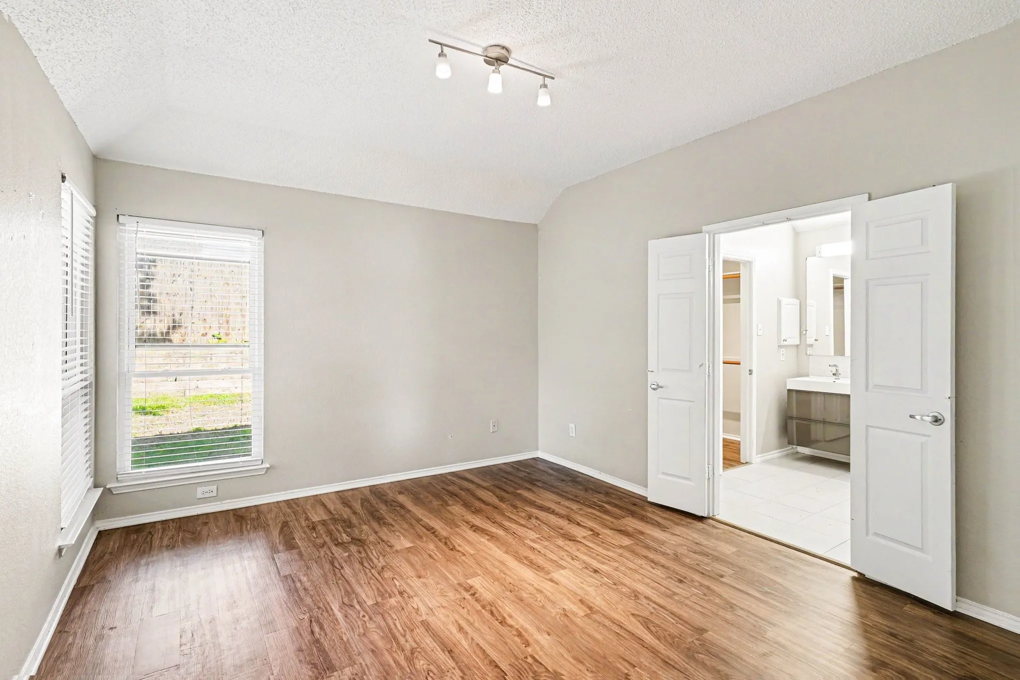 Single Family Residence For Sale in Tarrant County , 6909 Chaco Trail, Fort Worth, Texas 76137, 3 Bedroom, 2 Bathroom, 2 Garage spaces, 1,171 Sqft, built in 1997, mls#21268821, Real Estate Agent in Fort Worth, Homes For Sale in Tarrant county, Homes For Sale in Fort Worth, Realtor in Fort Worth Texas, Real Estate Brokerage Independent Realty Texas, Luminita Cordes Realtor