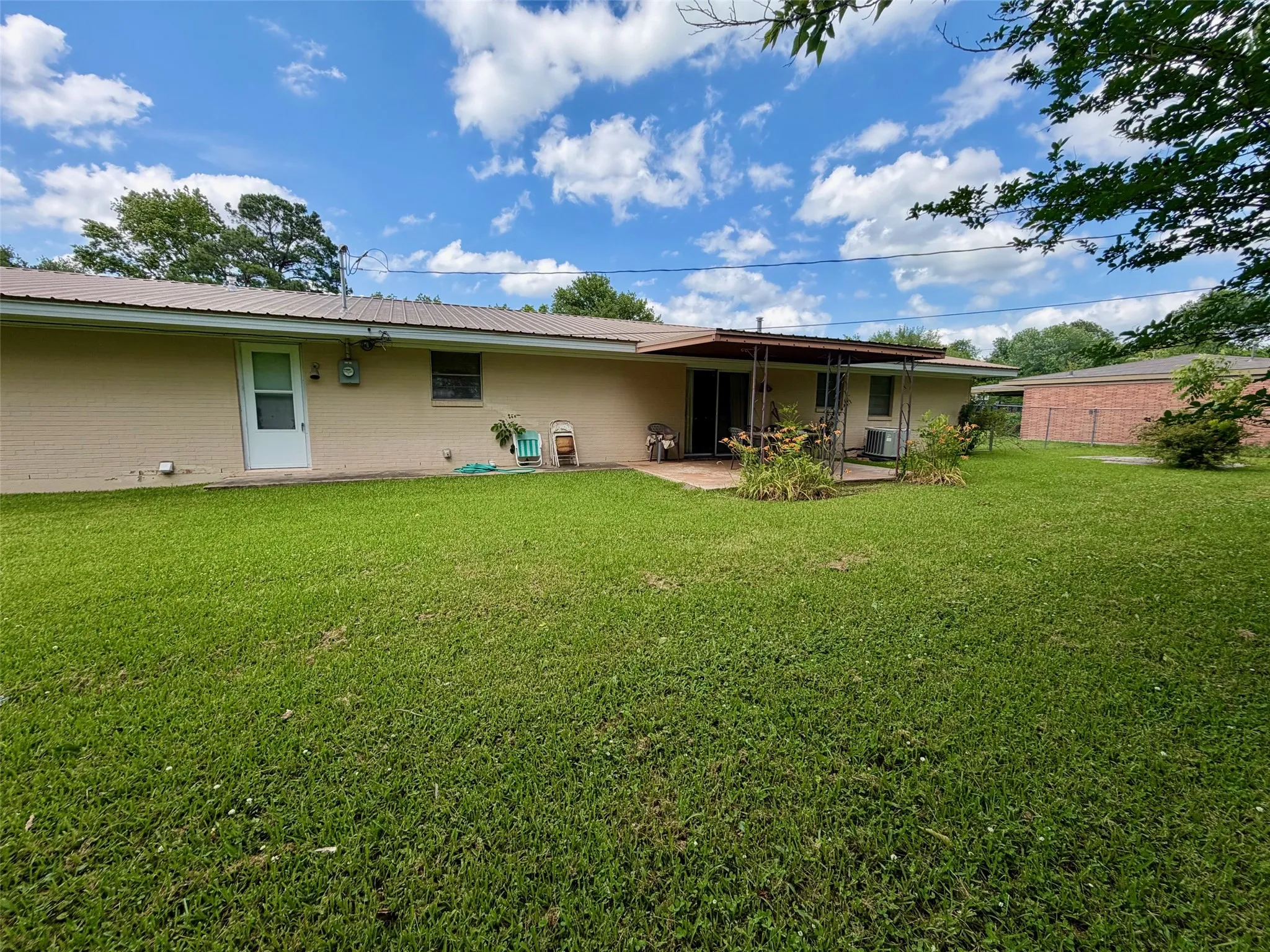 Single Family Residence For Sale in Red River (TX) County , 802 W 4th Street, Clarksville, Texas 75426, 3 Bedroom, 2 Bathroom, 2 Garage spaces, 1,722 Sqft, built in 1965, mls#21274531, Real Estate Agent in Clarksville, Homes For Sale in Red River (TX) county, Homes For Sale in Clarksville, Realtor in Clarksville Texas, Real Estate Brokerage Independent Realty Texas, Luminita Cordes Realtor