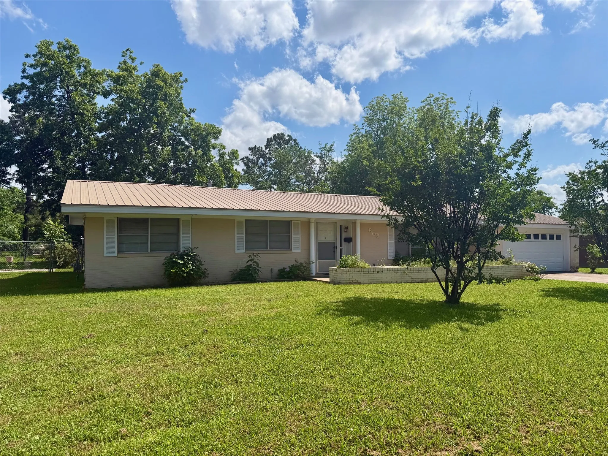 Single Family Residence For Sale in Red River (TX) County , 802 W 4th Street, Clarksville, Texas 75426, 3 Bedroom, 2 Bathroom, 2 Garage spaces, 1,722 Sqft, built in 1965, mls#21274531, Real Estate Agent in Clarksville, Homes For Sale in Red River (TX) county, Homes For Sale in Clarksville, Realtor in Clarksville Texas, Real Estate Brokerage Independent Realty Texas, Luminita Cordes Realtor