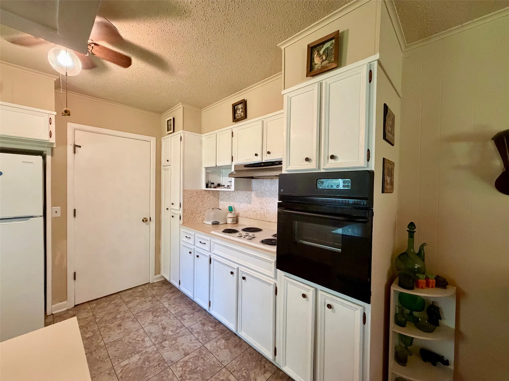 Single Family Residence For Sale in Red River (TX) County , 802 W 4th Street, Clarksville, Texas 75426, 3 Bedroom, 2 Bathroom, 2 Garage spaces, 1,722 Sqft, built in 1965, mls#21274531, Real Estate Agent in Clarksville, Homes For Sale in Red River (TX) county, Homes For Sale in Clarksville, Realtor in Clarksville Texas, Real Estate Brokerage Independent Realty Texas, Luminita Cordes Realtor