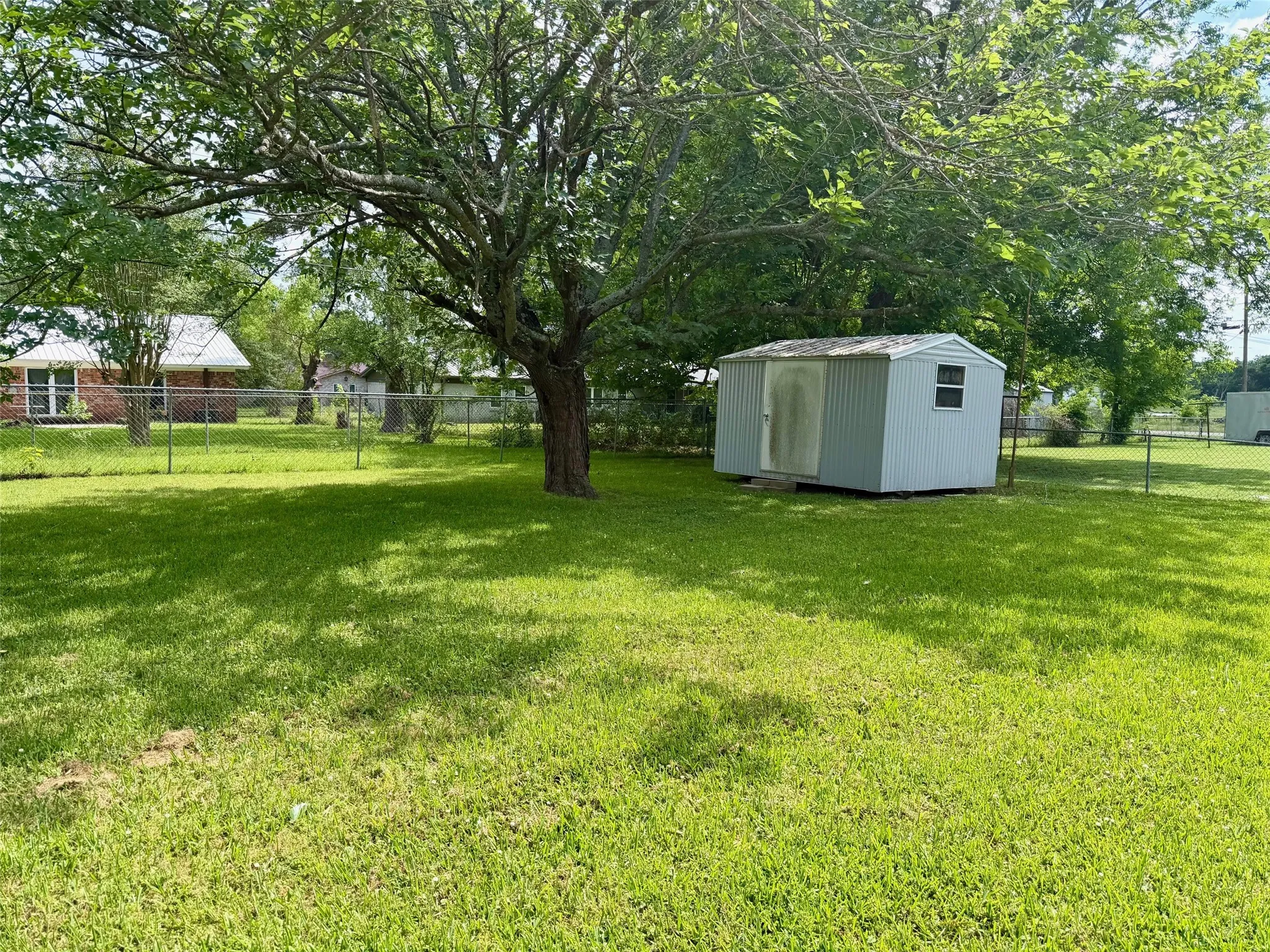 Single Family Residence For Sale in Red River (TX) County , 802 W 4th Street, Clarksville, Texas 75426, 3 Bedroom, 2 Bathroom, 2 Garage spaces, 1,722 Sqft, built in 1965, mls#21274531, Real Estate Agent in Clarksville, Homes For Sale in Red River (TX) county, Homes For Sale in Clarksville, Realtor in Clarksville Texas, Real Estate Brokerage Independent Realty Texas, Luminita Cordes Realtor