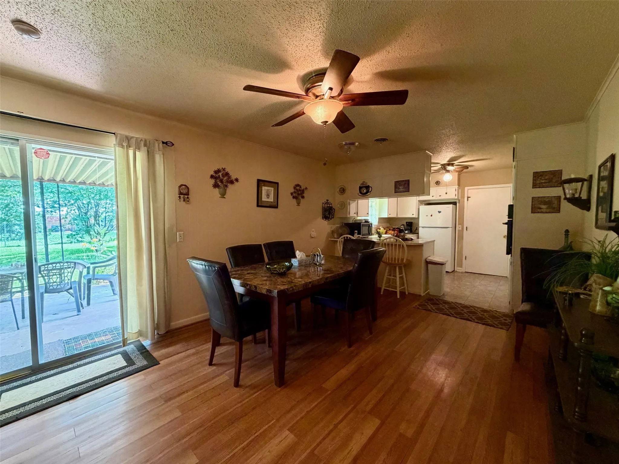 Single Family Residence For Sale in Red River (TX) County , 802 W 4th Street, Clarksville, Texas 75426, 3 Bedroom, 2 Bathroom, 2 Garage spaces, 1,722 Sqft, built in 1965, mls#21274531, Real Estate Agent in Clarksville, Homes For Sale in Red River (TX) county, Homes For Sale in Clarksville, Realtor in Clarksville Texas, Real Estate Brokerage Independent Realty Texas, Luminita Cordes Realtor