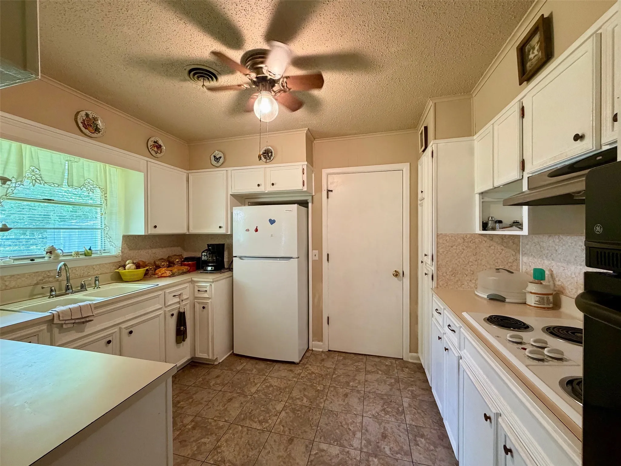 Single Family Residence For Sale in Red River (TX) County , 802 W 4th Street, Clarksville, Texas 75426, 3 Bedroom, 2 Bathroom, 2 Garage spaces, 1,722 Sqft, built in 1965, mls#21274531, Real Estate Agent in Clarksville, Homes For Sale in Red River (TX) county, Homes For Sale in Clarksville, Realtor in Clarksville Texas, Real Estate Brokerage Independent Realty Texas, Luminita Cordes Realtor
