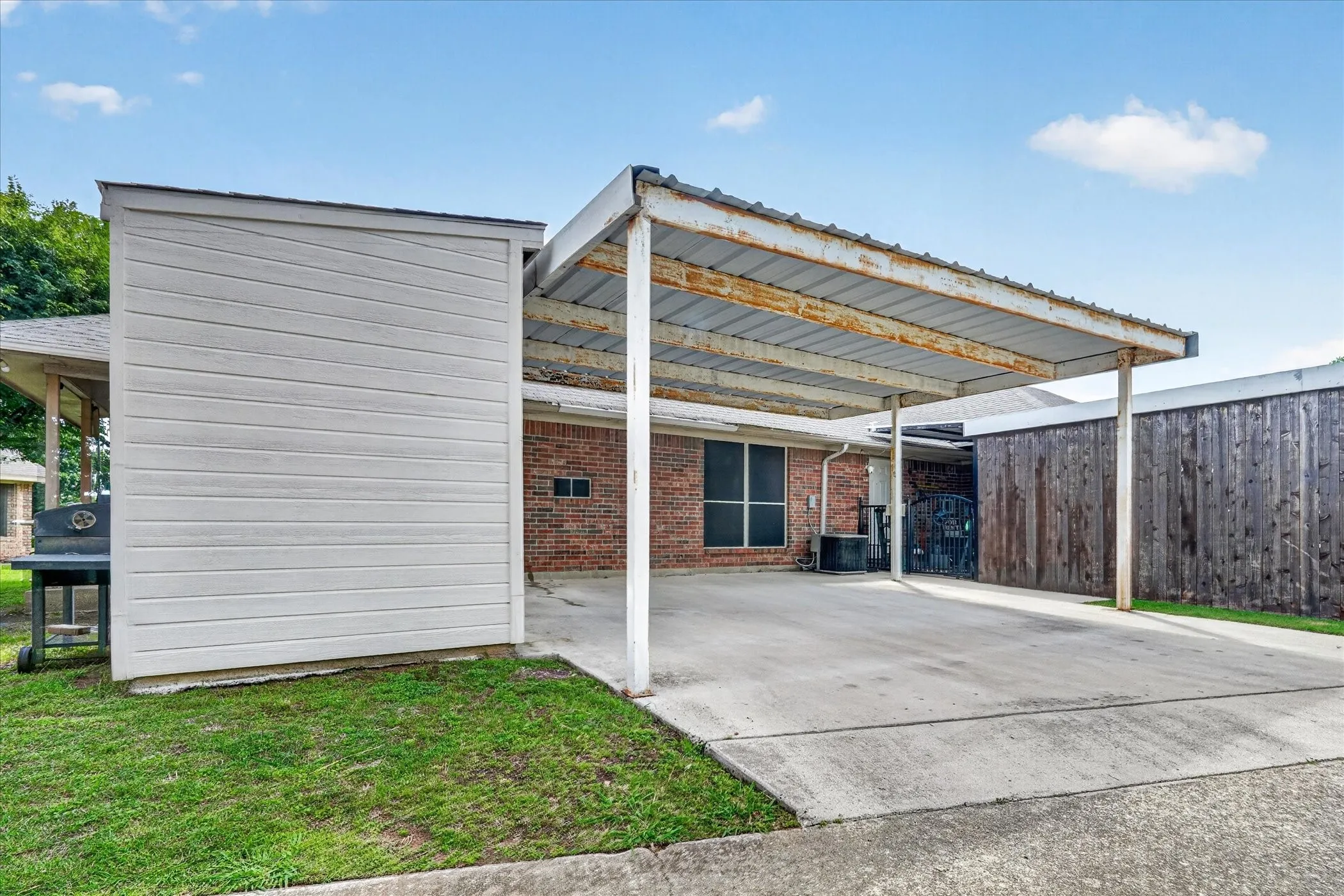 Duplex For Rent in Denton County , 3132 Cedar Hill Street, Denton, Texas 76209, 3 Bedrooms, 2 Bathrooms, Garage spaces, 1,378 Sqft, built in 1996, Price $1,850, mls#21274503, Real Estate Agent in Denton, Homes For Rent in Denton county, Homes For Rent in Denton, Realtor in Denton Texas, Real Estate Brokerage Independent Realty Texas, Luminita Cordes Realtor