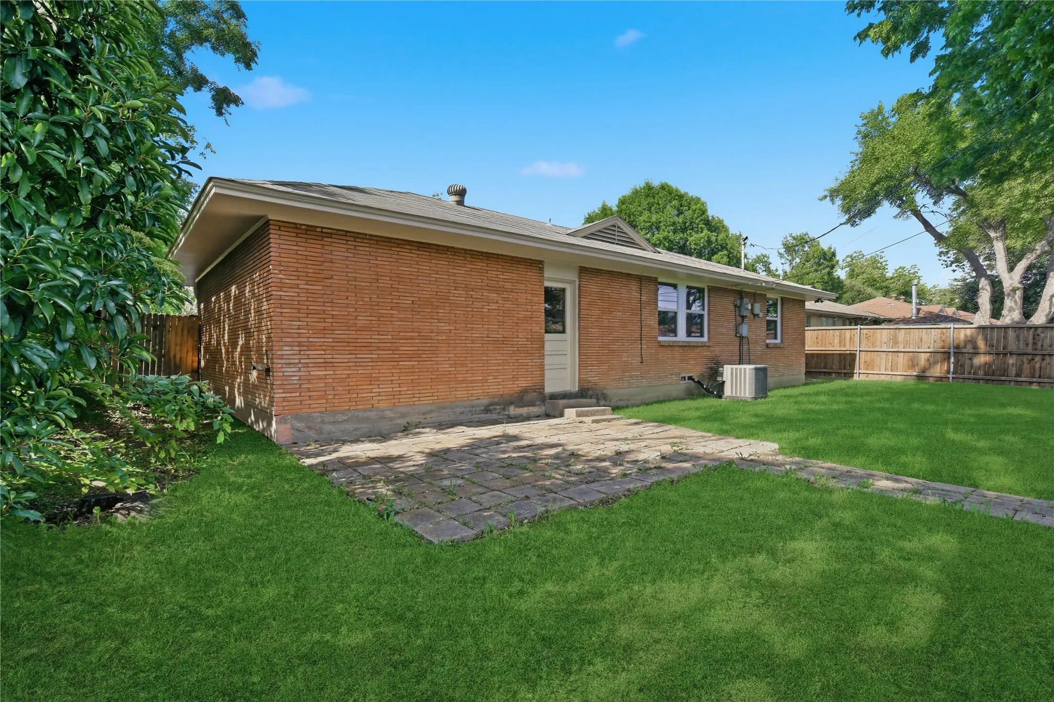 Single Family Residence For Sale in Dallas County , 430 Terrace Drive, Richardson, Texas 75081, 3 Bedroom, 2 Bathroom, 2 Garage spaces, 1,432 Sqft, built in 1957, mls#21274525, Real Estate Agent in Richardson, Homes For Sale in Dallas county, Homes For Sale in Richardson, Realtor in Richardson Texas, Real Estate Brokerage Independent Realty Texas, Luminita Cordes Realtor