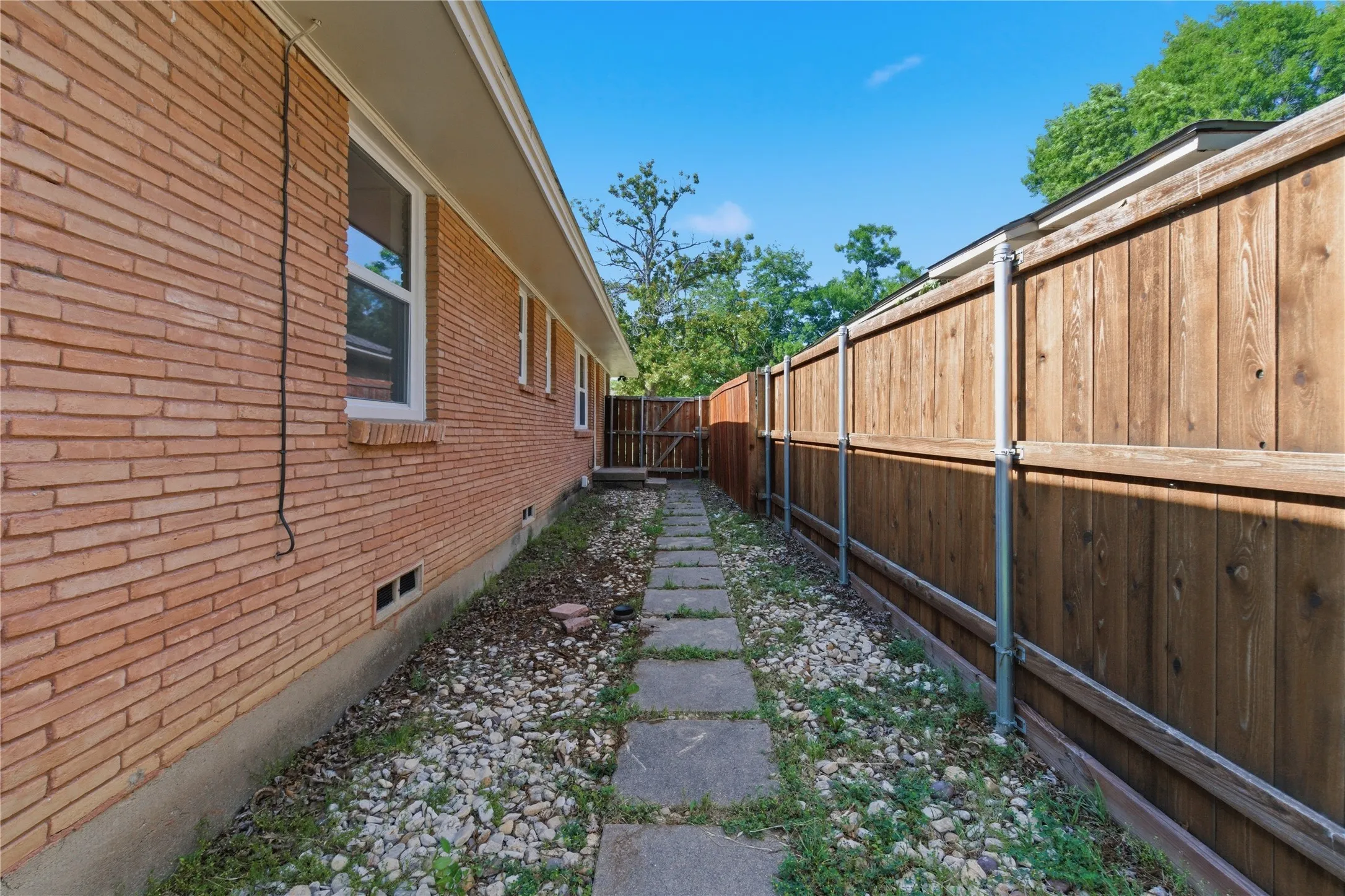 Single Family Residence For Sale in Dallas County , 430 Terrace Drive, Richardson, Texas 75081, 3 Bedroom, 2 Bathroom, 2 Garage spaces, 1,432 Sqft, built in 1957, mls#21274525, Real Estate Agent in Richardson, Homes For Sale in Dallas county, Homes For Sale in Richardson, Realtor in Richardson Texas, Real Estate Brokerage Independent Realty Texas, Luminita Cordes Realtor