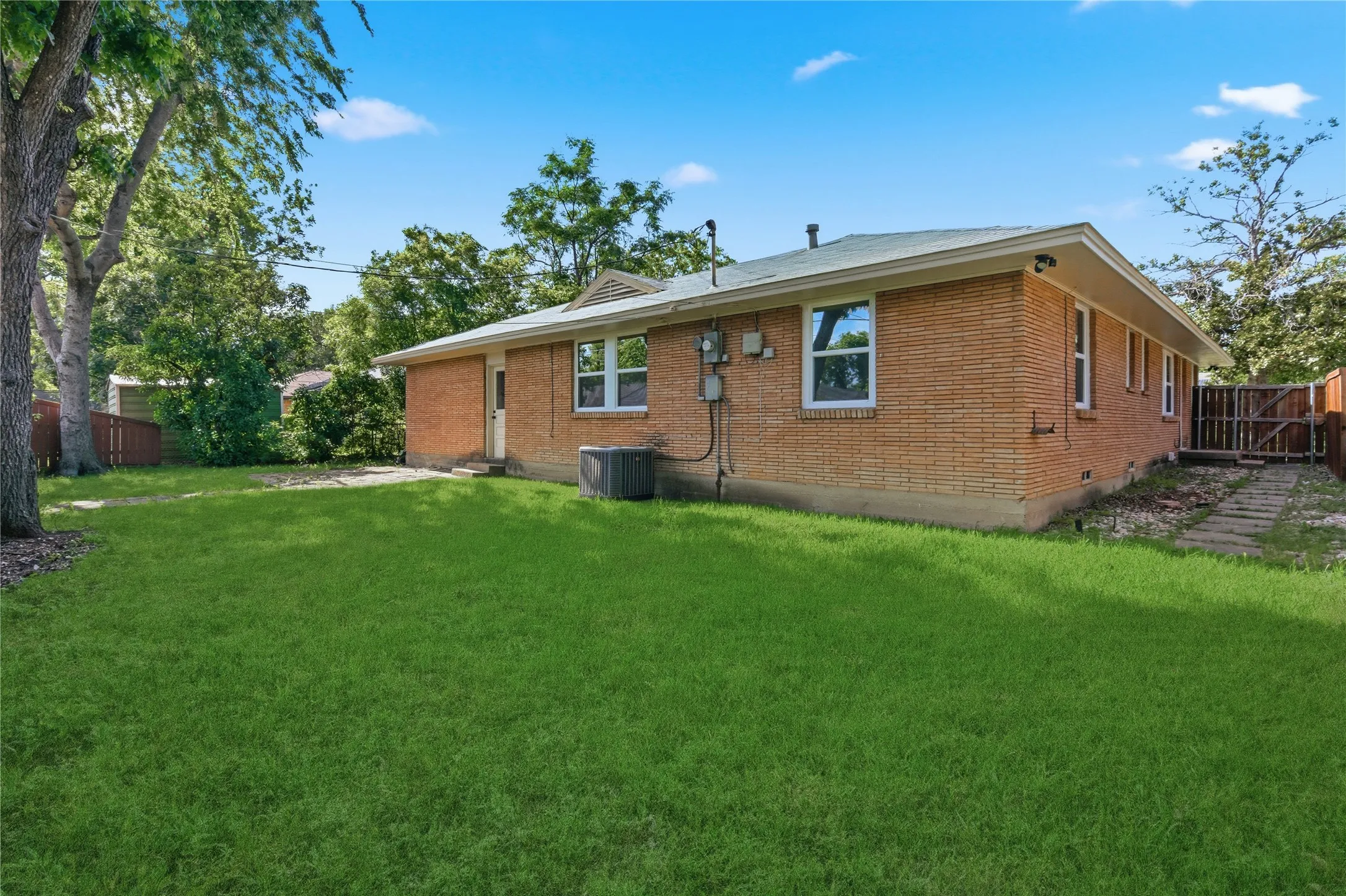 Single Family Residence For Sale in Dallas County , 430 Terrace Drive, Richardson, Texas 75081, 3 Bedroom, 2 Bathroom, 2 Garage spaces, 1,432 Sqft, built in 1957, mls#21274525, Real Estate Agent in Richardson, Homes For Sale in Dallas county, Homes For Sale in Richardson, Realtor in Richardson Texas, Real Estate Brokerage Independent Realty Texas, Luminita Cordes Realtor