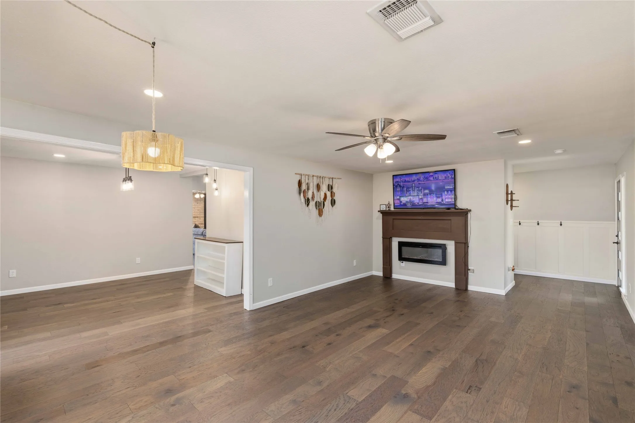 Single Family Residence For Sale in Brown County , 1908 8th Street, Brownwood, Texas 76801, 4 Bedrooms, 3 Bathrooms, 1 Garage spaces, 2,365 Sqft, built in 1957, Price $394,949, mls#21274310, Real Estate Agent in Brownwood, Homes For Sale in Brown county, Homes For Sale in Brownwood, Realtor in Brownwood Texas, Real Estate Brokerage Independent Realty Texas, Luminita Cordes Realtor