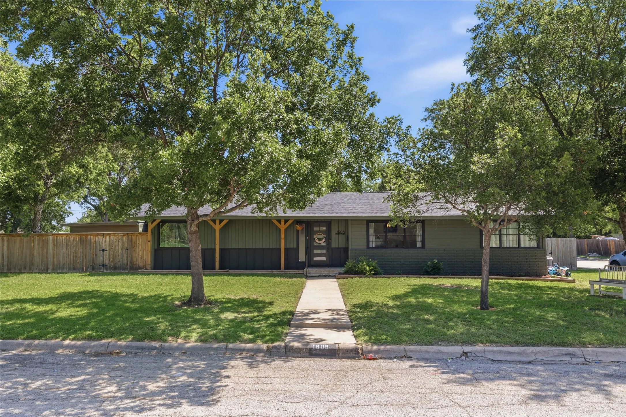 Single Family Residence For Sale in Brown County , 1908 8th Street, Brownwood, Texas 76801, 4 Bedrooms, 3 Bathrooms, 1 Garage spaces, 2,365 Sqft, built in 1957, Price $394,949, mls#21274310, Real Estate Agent in Brownwood, Homes For Sale in Brown county, Homes For Sale in Brownwood, Realtor in Brownwood Texas, Real Estate Brokerage Independent Realty Texas, Luminita Cordes Realtor