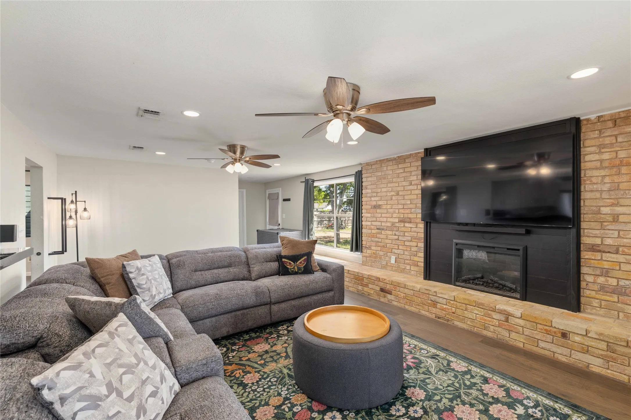 Single Family Residence For Sale in Brown County , 1908 8th Street, Brownwood, Texas 76801, 4 Bedrooms, 3 Bathrooms, 1 Garage spaces, 2,365 Sqft, built in 1957, Price $394,949, mls#21274310, Real Estate Agent in Brownwood, Homes For Sale in Brown county, Homes For Sale in Brownwood, Realtor in Brownwood Texas, Real Estate Brokerage Independent Realty Texas, Luminita Cordes Realtor