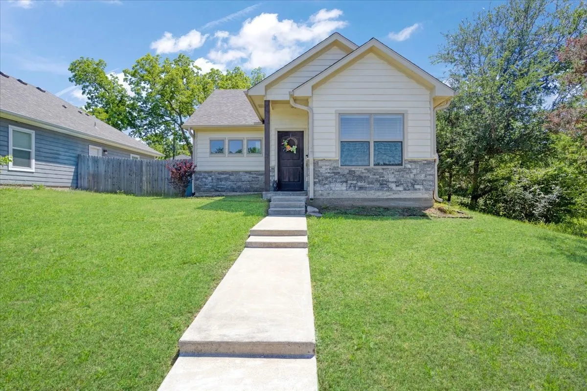 Single Family Residence For Sale in Grayson County , 1226 W Elm Street, Denison, Texas 75020, 3 Bedrooms, 2 Bathrooms, Garage spaces, 1,445 Sqft, built in 2019, Price $219,000, mls#21274480, Real Estate Agent in Denison, Homes For Sale in Grayson county, Homes For Sale in Denison, Realtor in Denison Texas, Real Estate Brokerage Independent Realty Texas, Luminita Cordes Realtor