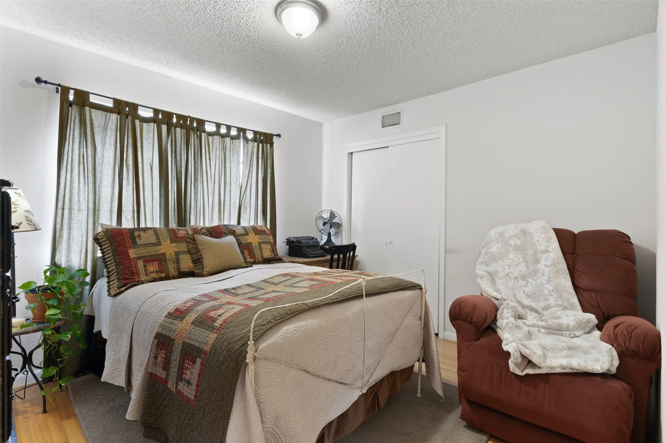 Single Family Residence For Sale in Dallas County , 7103 Wake Forrest Drive, Dallas, Texas 75214, 3 Bedroom, 2 Bathroom, 2 Garage spaces, 1,349 Sqft, built in 1959, mls#21273861, Real Estate Agent in Dallas, Homes For Sale in Dallas county, Homes For Sale in Dallas, Realtor in Dallas Texas, Real Estate Brokerage Independent Realty Texas, Luminita Cordes Realtor