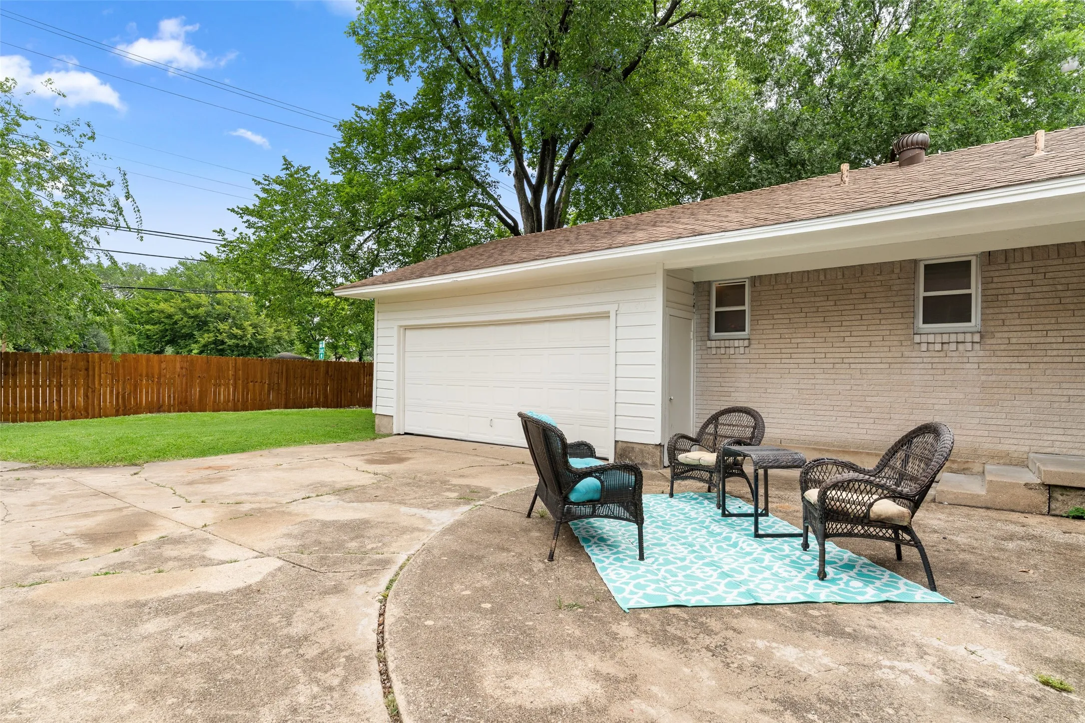 Single Family Residence For Sale in Dallas County , 7103 Wake Forrest Drive, Dallas, Texas 75214, 3 Bedroom, 2 Bathroom, 2 Garage spaces, 1,349 Sqft, built in 1959, mls#21273861, Real Estate Agent in Dallas, Homes For Sale in Dallas county, Homes For Sale in Dallas, Realtor in Dallas Texas, Real Estate Brokerage Independent Realty Texas, Luminita Cordes Realtor