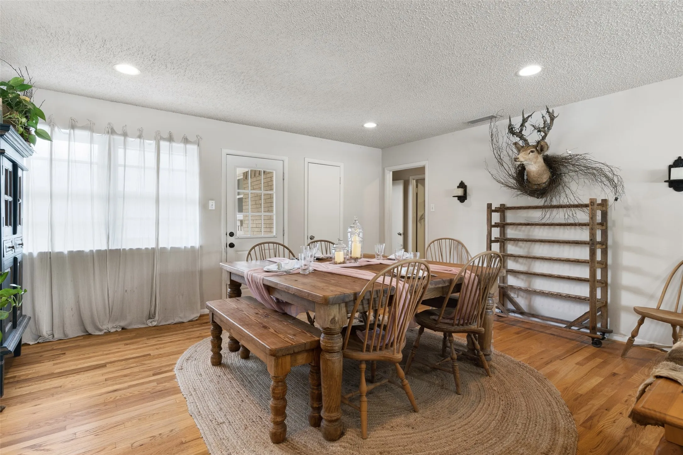 Single Family Residence For Sale in Dallas County , 7103 Wake Forrest Drive, Dallas, Texas 75214, 3 Bedroom, 2 Bathroom, 2 Garage spaces, 1,349 Sqft, built in 1959, mls#21273861, Real Estate Agent in Dallas, Homes For Sale in Dallas county, Homes For Sale in Dallas, Realtor in Dallas Texas, Real Estate Brokerage Independent Realty Texas, Luminita Cordes Realtor