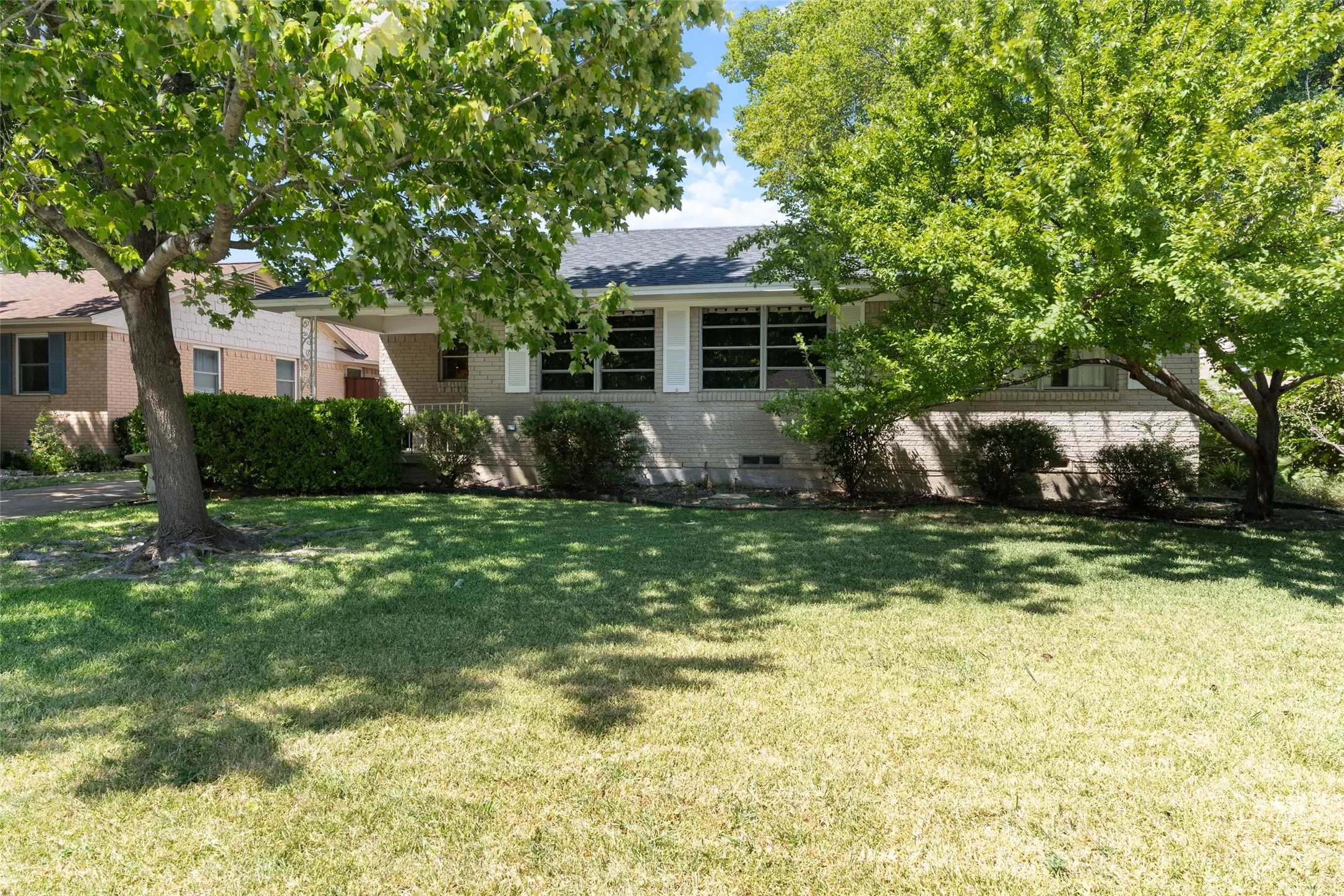 Single Family Residence For Sale in Dallas County , 7103 Wake Forrest Drive, Dallas, Texas 75214, 3 Bedroom, 2 Bathroom, 2 Garage spaces, 1,349 Sqft, built in 1959, mls#21273861, Real Estate Agent in Dallas, Homes For Sale in Dallas county, Homes For Sale in Dallas, Realtor in Dallas Texas, Real Estate Brokerage Independent Realty Texas, Luminita Cordes Realtor