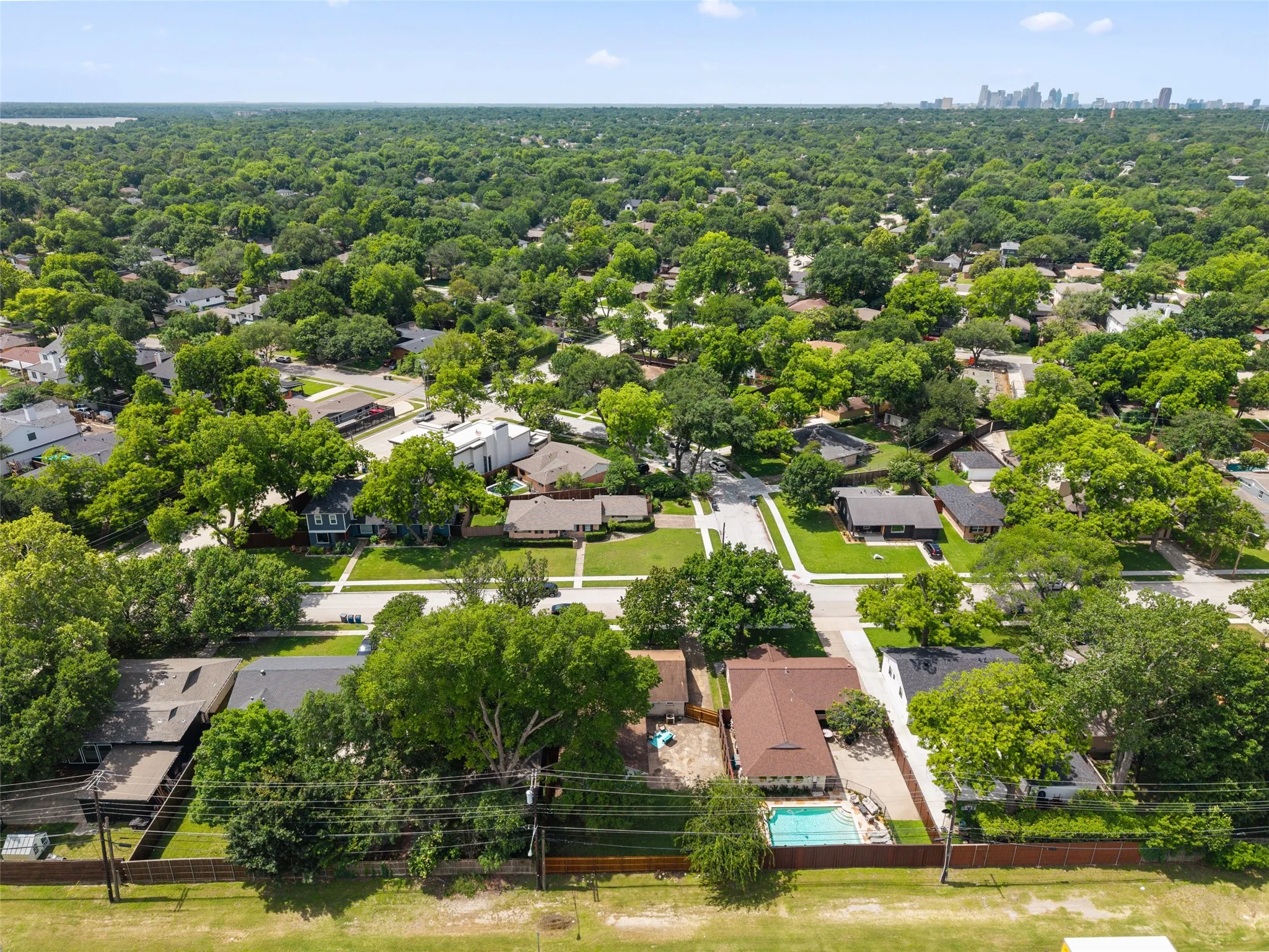 Single Family Residence For Sale in Dallas County , 7103 Wake Forrest Drive, Dallas, Texas 75214, 3 Bedroom, 2 Bathroom, 2 Garage spaces, 1,349 Sqft, built in 1959, mls#21273861, Real Estate Agent in Dallas, Homes For Sale in Dallas county, Homes For Sale in Dallas, Realtor in Dallas Texas, Real Estate Brokerage Independent Realty Texas, Luminita Cordes Realtor