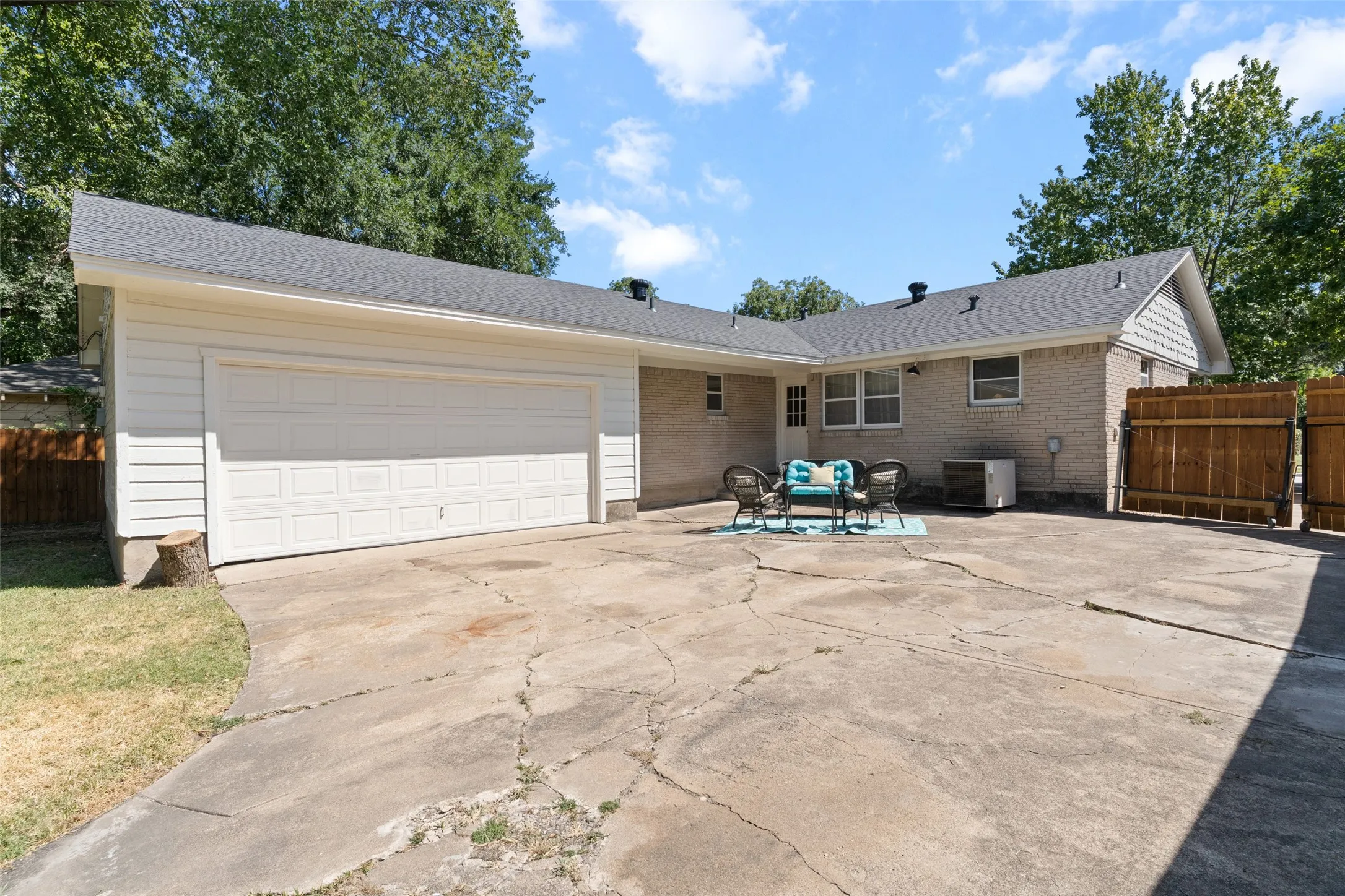 Single Family Residence For Sale in Dallas County , 7103 Wake Forrest Drive, Dallas, Texas 75214, 3 Bedroom, 2 Bathroom, 2 Garage spaces, 1,349 Sqft, built in 1959, mls#21273861, Real Estate Agent in Dallas, Homes For Sale in Dallas county, Homes For Sale in Dallas, Realtor in Dallas Texas, Real Estate Brokerage Independent Realty Texas, Luminita Cordes Realtor