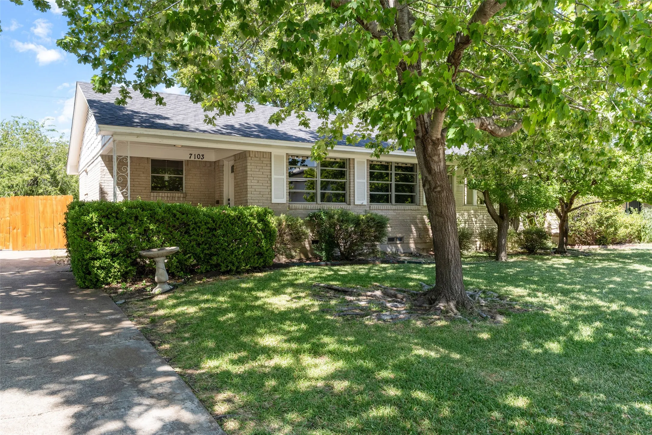 Single Family Residence For Sale in Dallas County , 7103 Wake Forrest Drive, Dallas, Texas 75214, 3 Bedroom, 2 Bathroom, 2 Garage spaces, 1,349 Sqft, built in 1959, mls#21273861, Real Estate Agent in Dallas, Homes For Sale in Dallas county, Homes For Sale in Dallas, Realtor in Dallas Texas, Real Estate Brokerage Independent Realty Texas, Luminita Cordes Realtor