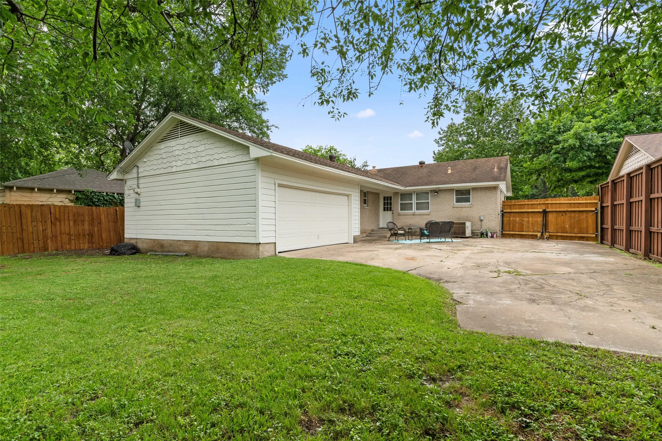 Single Family Residence For Sale in Dallas County , 7103 Wake Forrest Drive, Dallas, Texas 75214, 3 Bedroom, 2 Bathroom, 2 Garage spaces, 1,349 Sqft, built in 1959, mls#21273861, Real Estate Agent in Dallas, Homes For Sale in Dallas county, Homes For Sale in Dallas, Realtor in Dallas Texas, Real Estate Brokerage Independent Realty Texas, Luminita Cordes Realtor