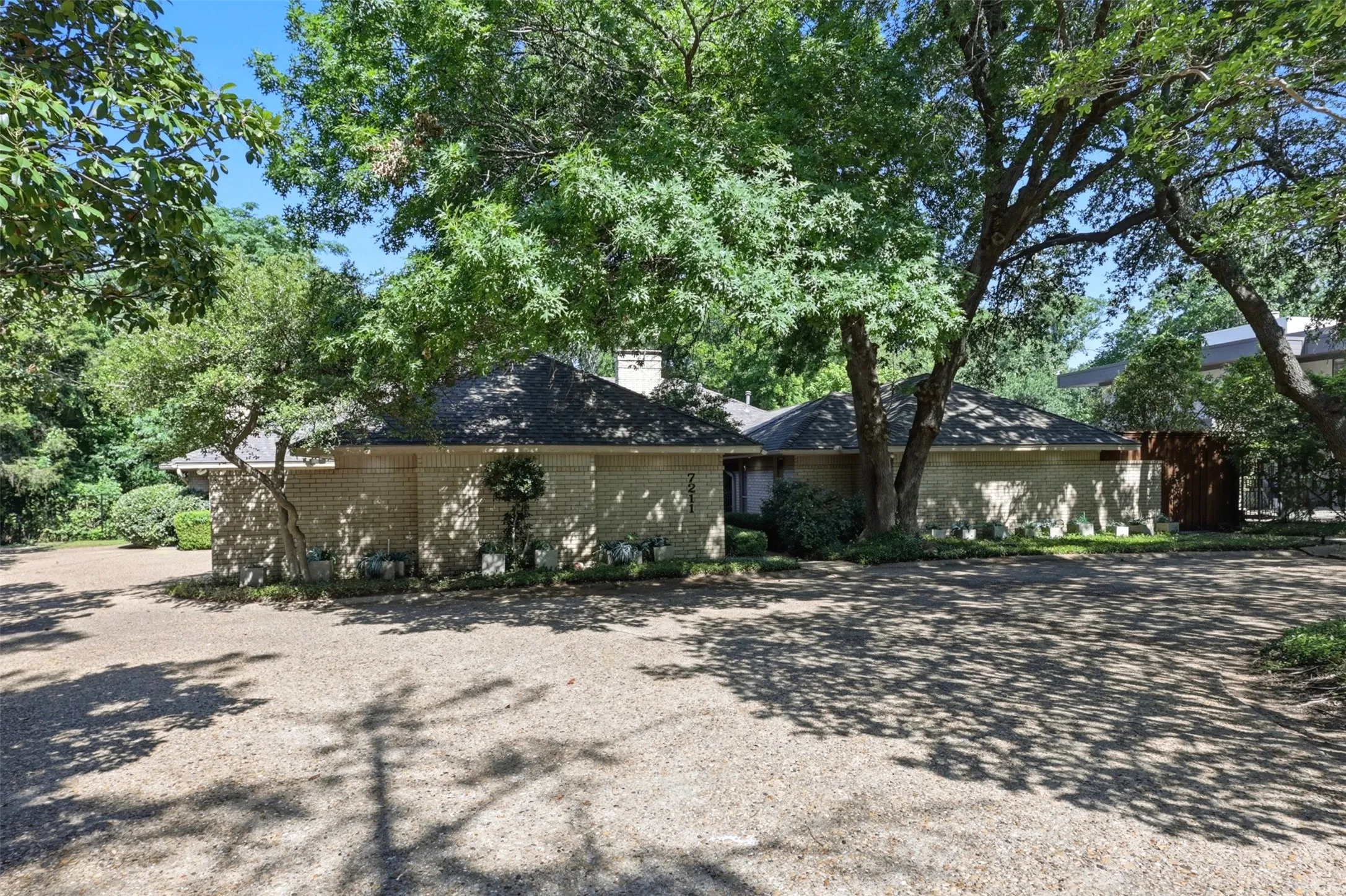 Single Family Residence For Sale in Dallas County , 7211 Valley View Place, Dallas, Texas 75240, 4 Bedroom, 4 Bathroom, 3 Garage spaces, 3,232 Sqft, built in 1978, mls#21269532, Real Estate Agent in Dallas, Homes For Sale in Dallas county, Homes For Sale in Dallas, Realtor in Dallas Texas, Real Estate Brokerage Independent Realty Texas, Luminita Cordes Realtor