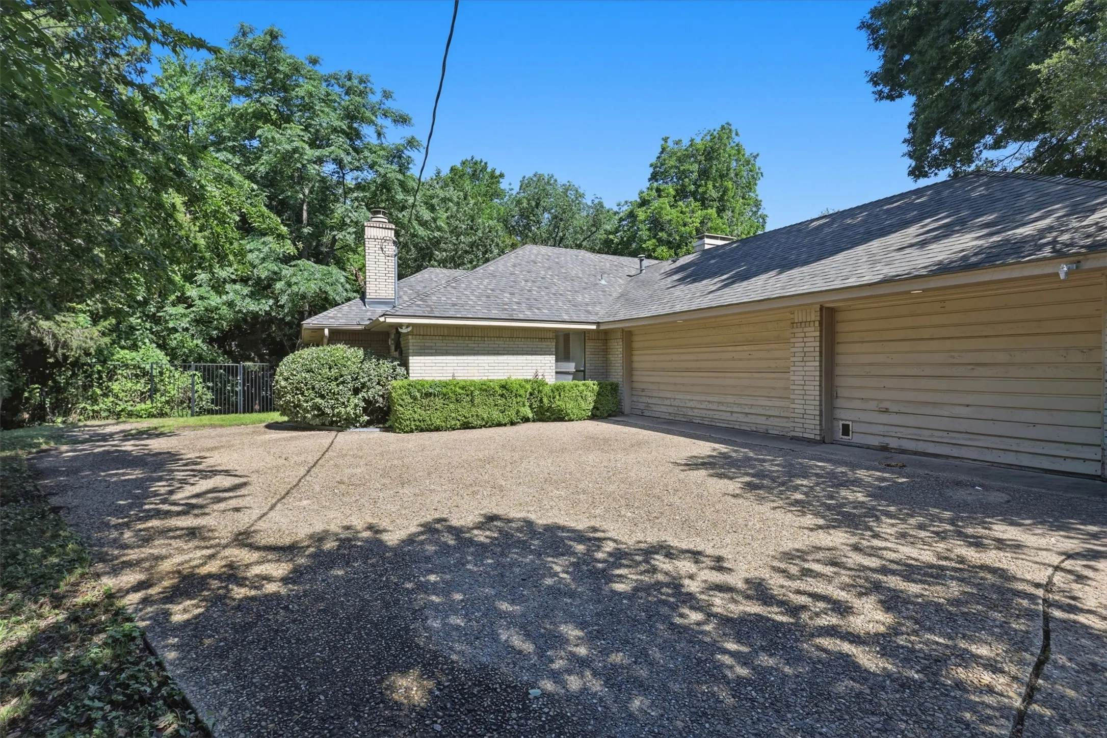 Single Family Residence For Sale in Dallas County , 7211 Valley View Place, Dallas, Texas 75240, 4 Bedroom, 4 Bathroom, 3 Garage spaces, 3,232 Sqft, built in 1978, mls#21269532, Real Estate Agent in Dallas, Homes For Sale in Dallas county, Homes For Sale in Dallas, Realtor in Dallas Texas, Real Estate Brokerage Independent Realty Texas, Luminita Cordes Realtor
