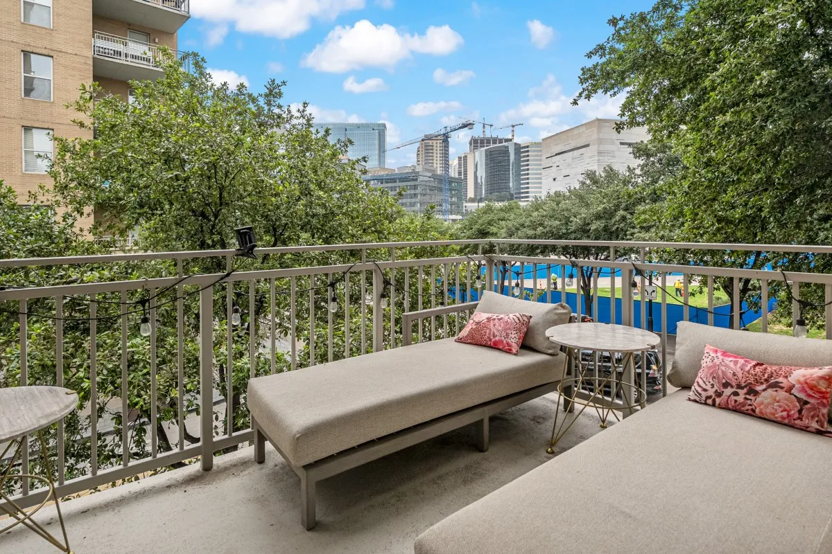 Condominium For Sale in Dallas County , 2323 N Houston Street 204, Dallas, Texas 75219, 2 Bedroom, 2 Bathroom, 2 Garage spaces, 1,260 Sqft, built in 2005, mls#21264491, Real Estate Agent in Dallas, Homes For Sale in Dallas county, Homes For Sale in Dallas, Realtor in Dallas Texas, Real Estate Brokerage Independent Realty Texas, Luminita Cordes Realtor