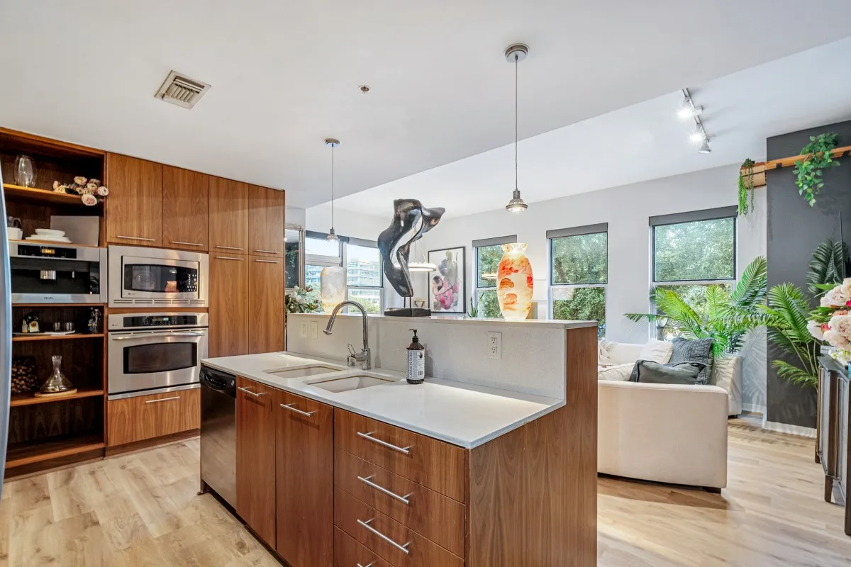 Condominium For Sale in Dallas County , 2323 N Houston Street 204, Dallas, Texas 75219, 2 Bedroom, 2 Bathroom, 2 Garage spaces, 1,260 Sqft, built in 2005, mls#21264491, Real Estate Agent in Dallas, Homes For Sale in Dallas county, Homes For Sale in Dallas, Realtor in Dallas Texas, Real Estate Brokerage Independent Realty Texas, Luminita Cordes Realtor