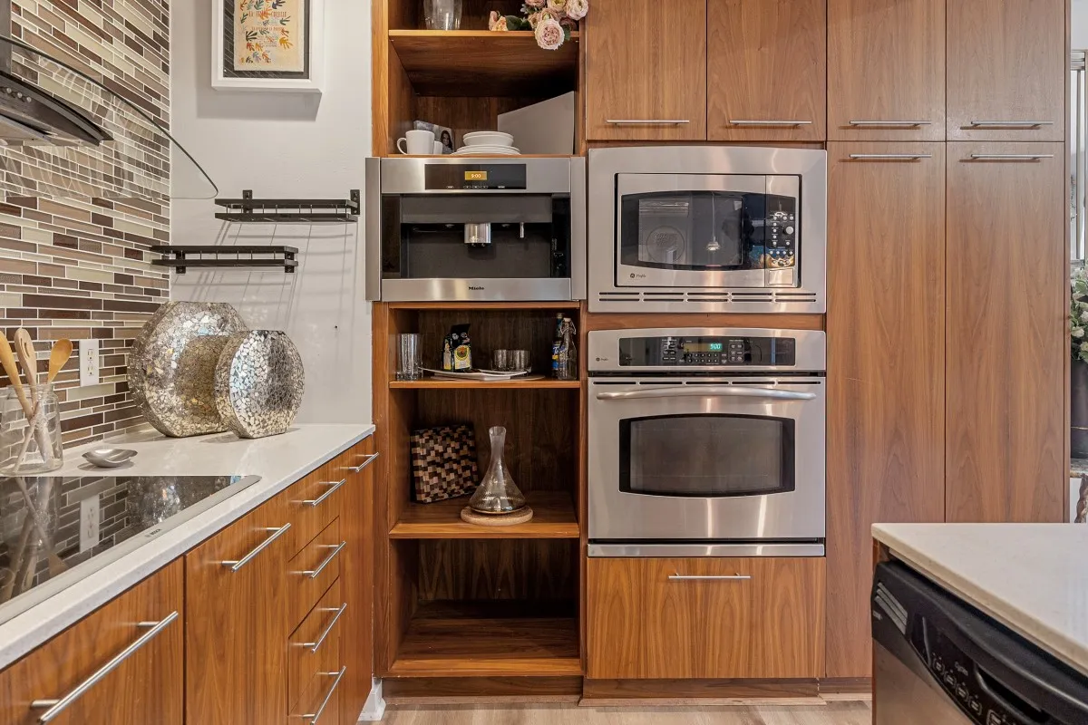 Condominium For Sale in Dallas County , 2323 N Houston Street 204, Dallas, Texas 75219, 2 Bedroom, 2 Bathroom, 2 Garage spaces, 1,260 Sqft, built in 2005, mls#21264491, Real Estate Agent in Dallas, Homes For Sale in Dallas county, Homes For Sale in Dallas, Realtor in Dallas Texas, Real Estate Brokerage Independent Realty Texas, Luminita Cordes Realtor