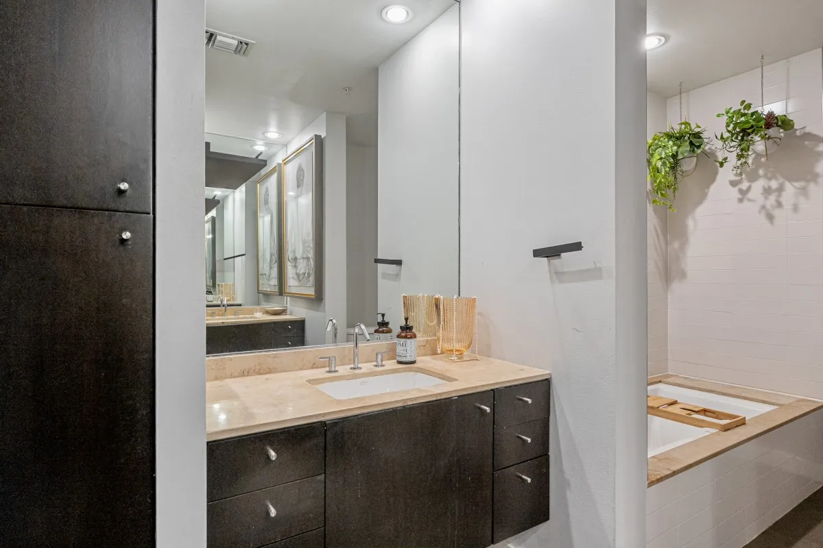 Condominium For Sale in Dallas County , 2323 N Houston Street 204, Dallas, Texas 75219, 2 Bedroom, 2 Bathroom, 2 Garage spaces, 1,260 Sqft, built in 2005, mls#21264491, Real Estate Agent in Dallas, Homes For Sale in Dallas county, Homes For Sale in Dallas, Realtor in Dallas Texas, Real Estate Brokerage Independent Realty Texas, Luminita Cordes Realtor