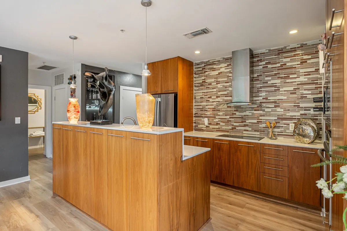 Condominium For Sale in Dallas County , 2323 N Houston Street 204, Dallas, Texas 75219, 2 Bedroom, 2 Bathroom, 2 Garage spaces, 1,260 Sqft, built in 2005, mls#21264491, Real Estate Agent in Dallas, Homes For Sale in Dallas county, Homes For Sale in Dallas, Realtor in Dallas Texas, Real Estate Brokerage Independent Realty Texas, Luminita Cordes Realtor