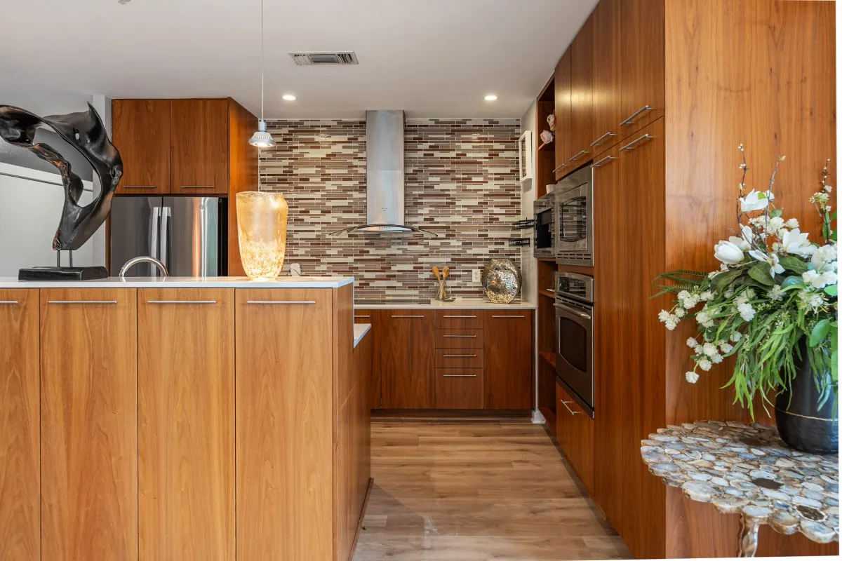 Condominium For Sale in Dallas County , 2323 N Houston Street 204, Dallas, Texas 75219, 2 Bedroom, 2 Bathroom, 2 Garage spaces, 1,260 Sqft, built in 2005, mls#21264491, Real Estate Agent in Dallas, Homes For Sale in Dallas county, Homes For Sale in Dallas, Realtor in Dallas Texas, Real Estate Brokerage Independent Realty Texas, Luminita Cordes Realtor
