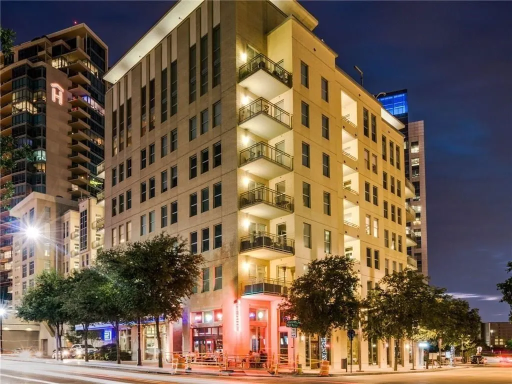 Condominium For Sale in Dallas County , 2323 N Houston Street 204, Dallas, Texas 75219, 2 Bedroom, 2 Bathroom, 2 Garage spaces, 1,260 Sqft, built in 2005, mls#21264491, Real Estate Agent in Dallas, Homes For Sale in Dallas county, Homes For Sale in Dallas, Realtor in Dallas Texas, Real Estate Brokerage Independent Realty Texas, Luminita Cordes Realtor