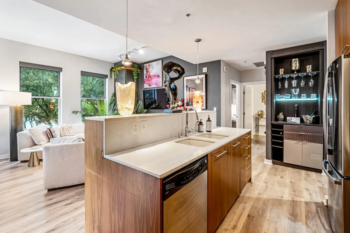Condominium For Sale in Dallas County , 2323 N Houston Street 204, Dallas, Texas 75219, 2 Bedroom, 2 Bathroom, 2 Garage spaces, 1,260 Sqft, built in 2005, mls#21264491, Real Estate Agent in Dallas, Homes For Sale in Dallas county, Homes For Sale in Dallas, Realtor in Dallas Texas, Real Estate Brokerage Independent Realty Texas, Luminita Cordes Realtor