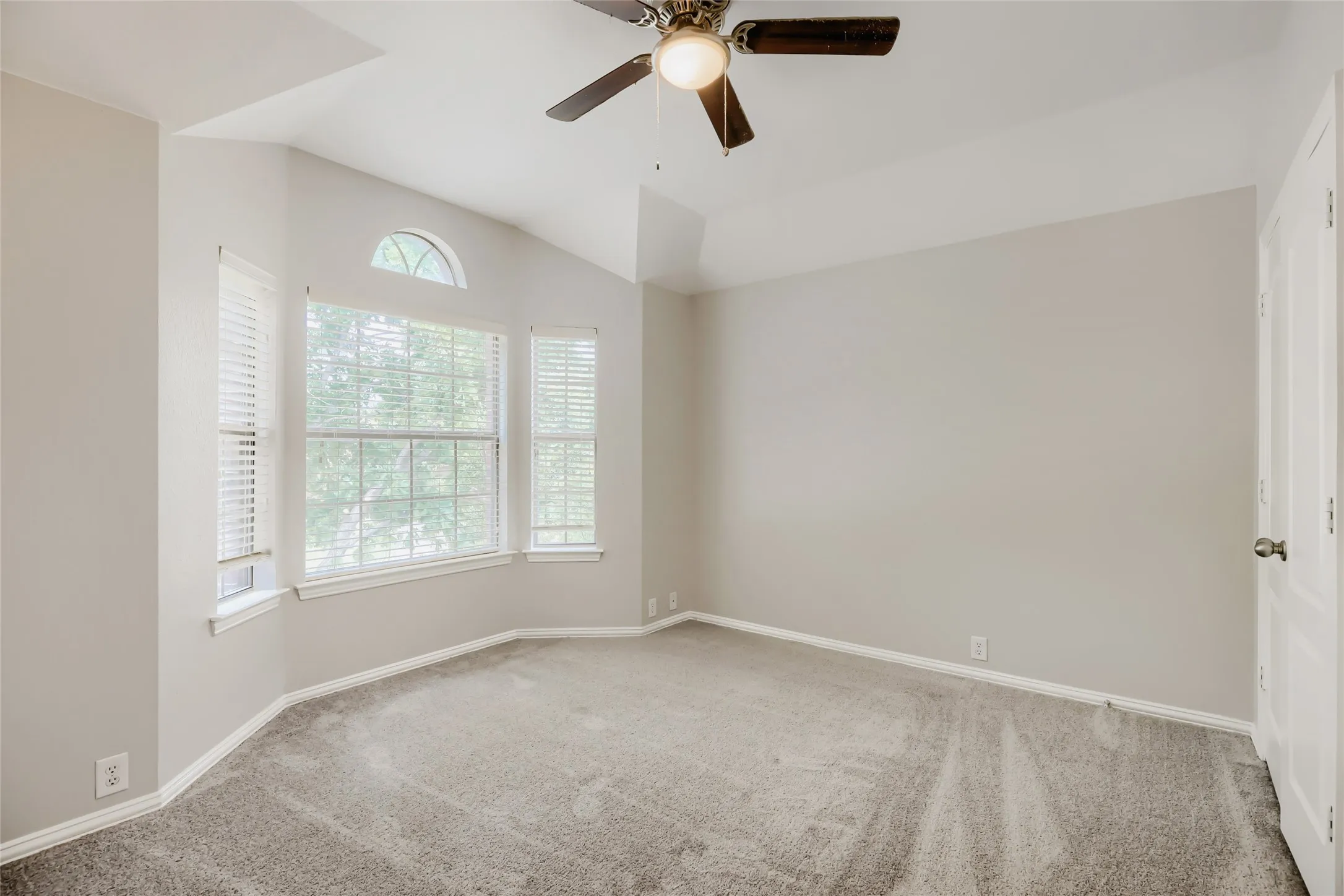 Single Family Residence For Sale in Collin County , 10924 Coralberry Drive, Frisco, Texas 75033, 4 Bedroom, 4 Bathroom, 2 Garage spaces, 3,613 Sqft, built in 2005, mls#21147295, Real Estate Agent in Frisco, Homes For Sale in Collin county, Homes For Sale in Frisco, Realtor in Frisco Texas, Real Estate Brokerage Independent Realty Texas, Luminita Cordes Realtor