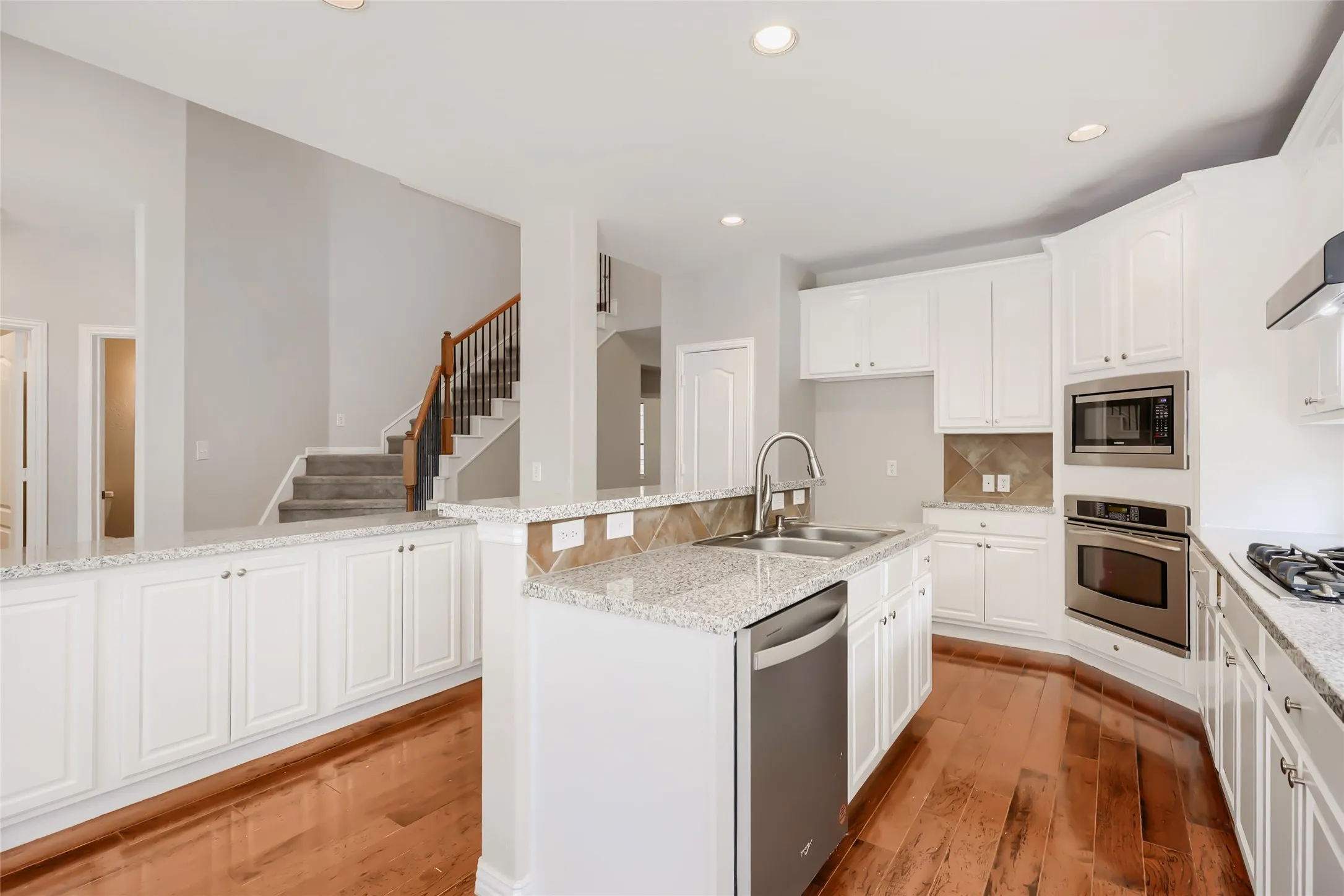 Single Family Residence For Sale in Collin County , 10924 Coralberry Drive, Frisco, Texas 75033, 4 Bedroom, 4 Bathroom, 2 Garage spaces, 3,613 Sqft, built in 2005, mls#21147295, Real Estate Agent in Frisco, Homes For Sale in Collin county, Homes For Sale in Frisco, Realtor in Frisco Texas, Real Estate Brokerage Independent Realty Texas, Luminita Cordes Realtor